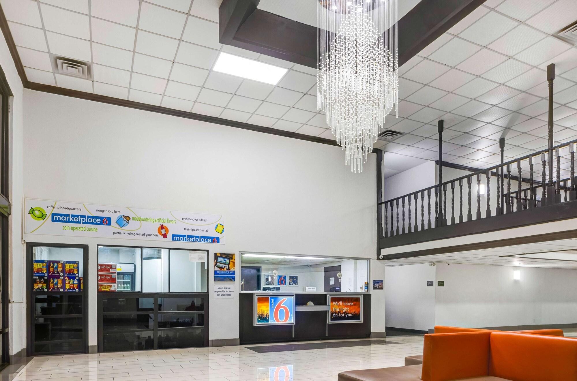 Vista Lobby Motel 6 Indianapolis, IN