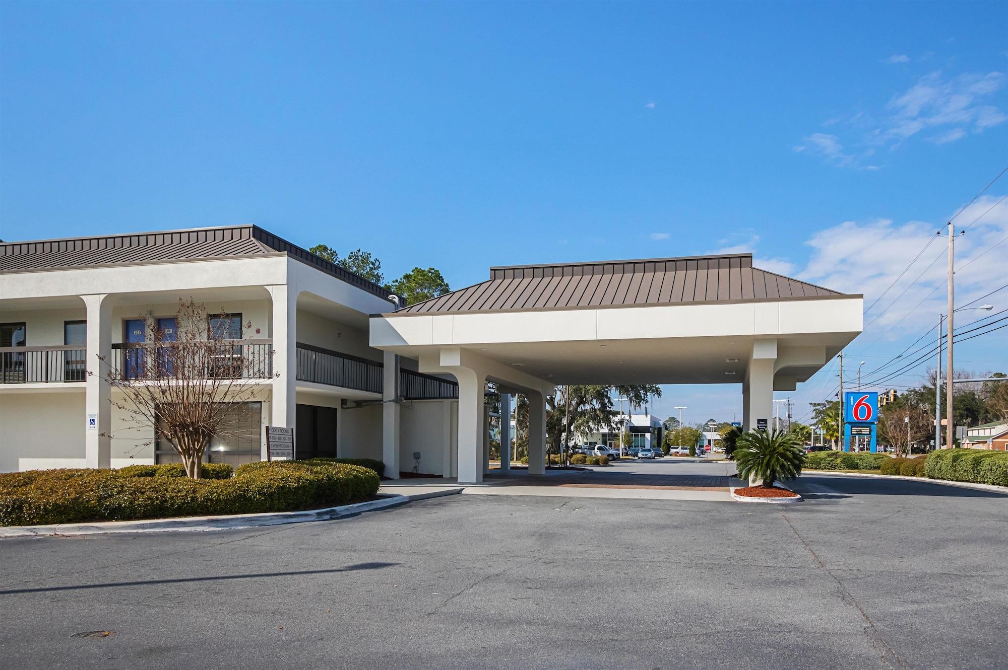 Vista Exterior Motel 6 Savannah, GA - Midtown