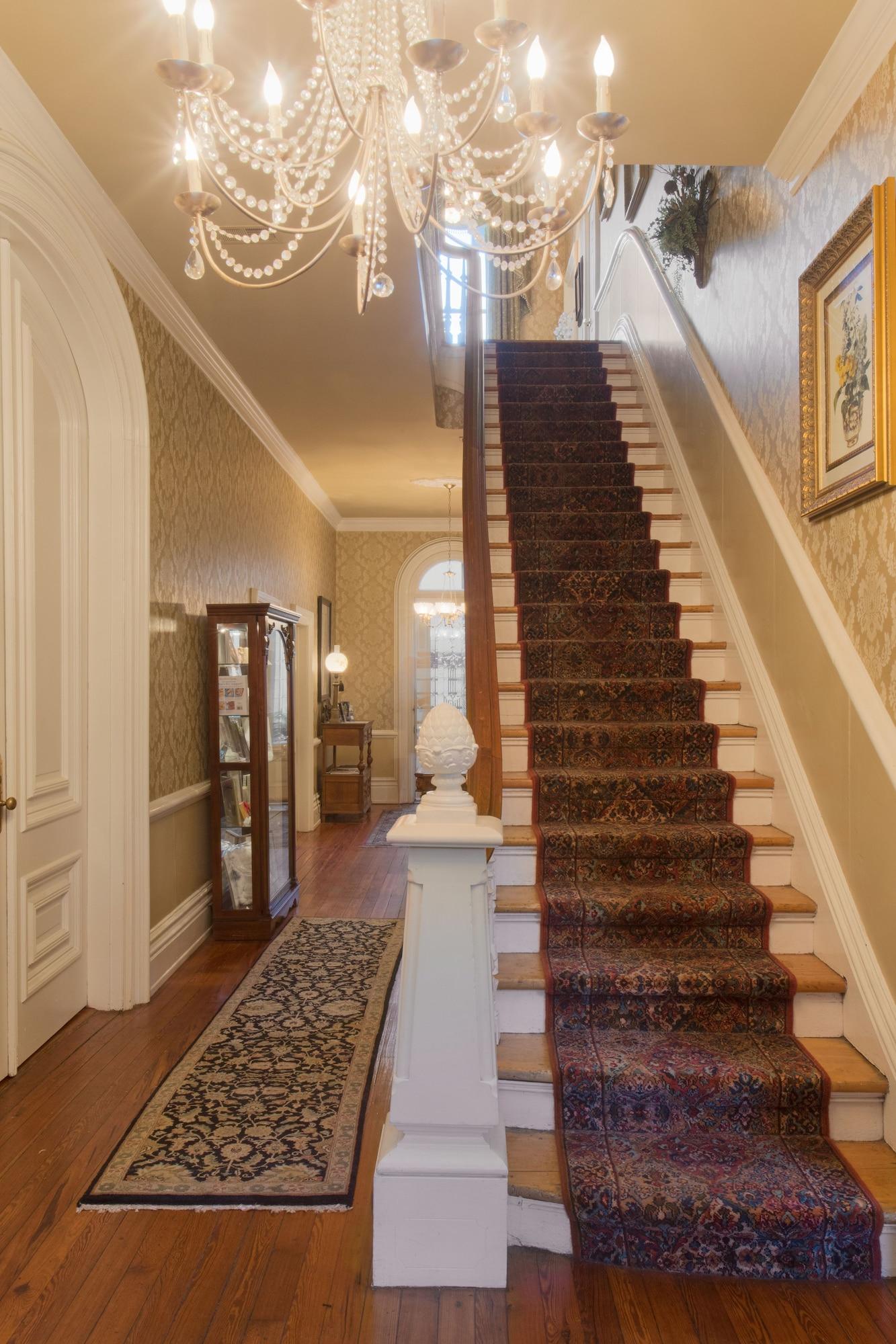 Varios Hamilton-Turner Inn