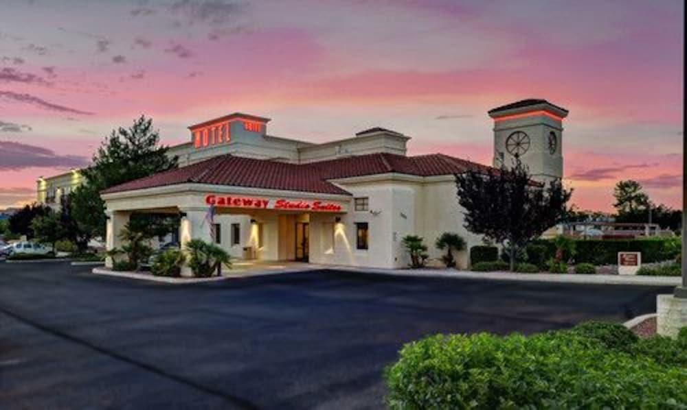Vista Exterior Gateway Studio Suites