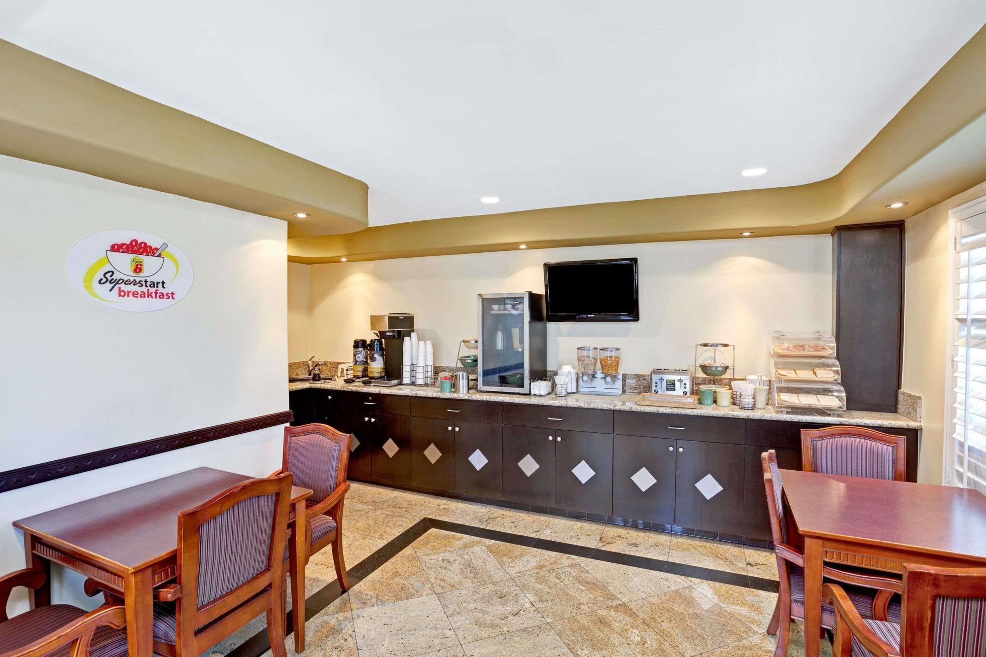 Restaurant Super 8 By Wyndham Cypress Buena Park Area