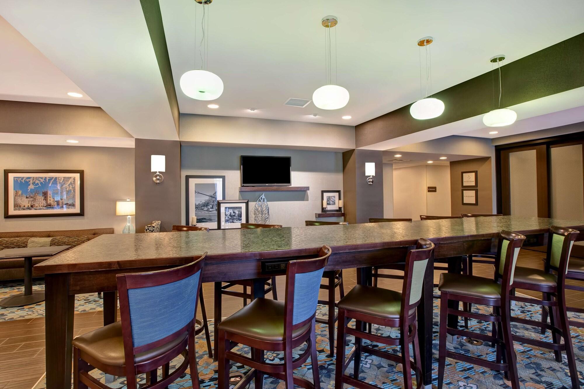Vista Lobby Hampton Inn DeKalb, IL