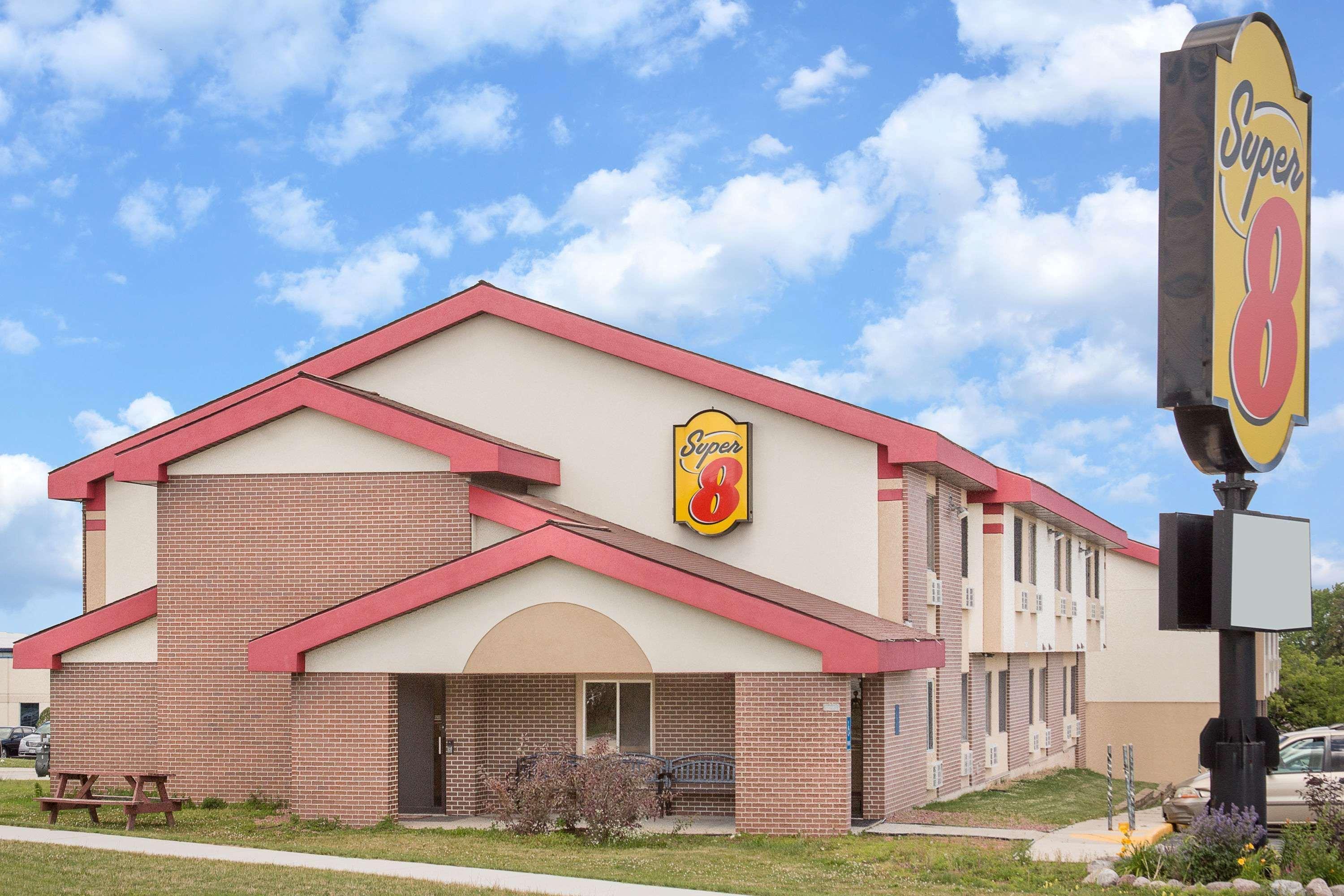 Varios Super 8 by Wyndham Sheboygan WI