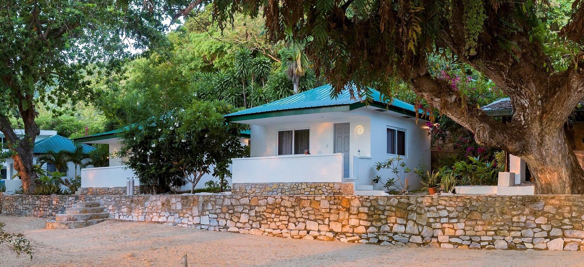 Vista Exterior The Three P Beach Resort & Dive Center