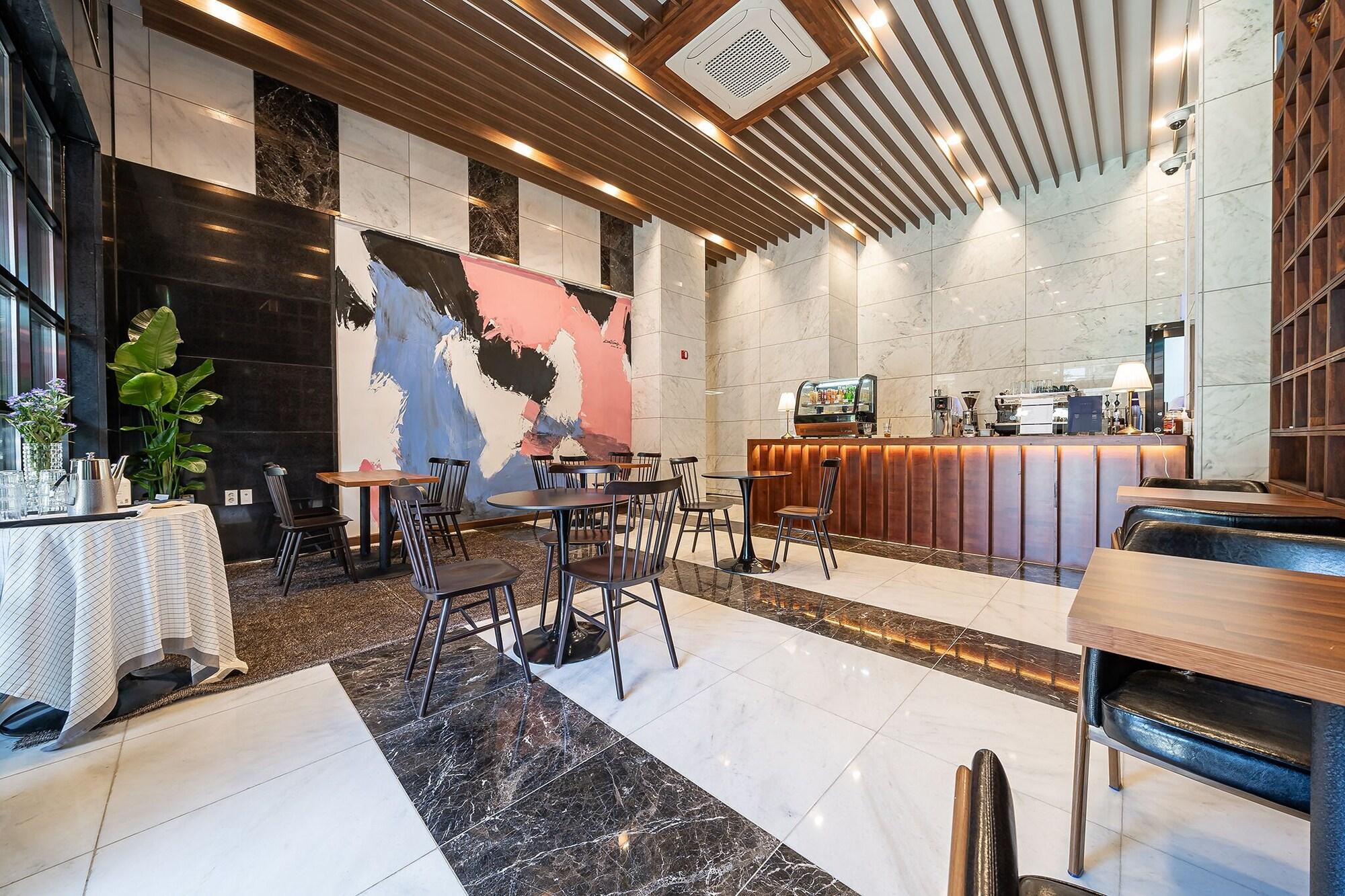 Bar/Salón Hotel RU136