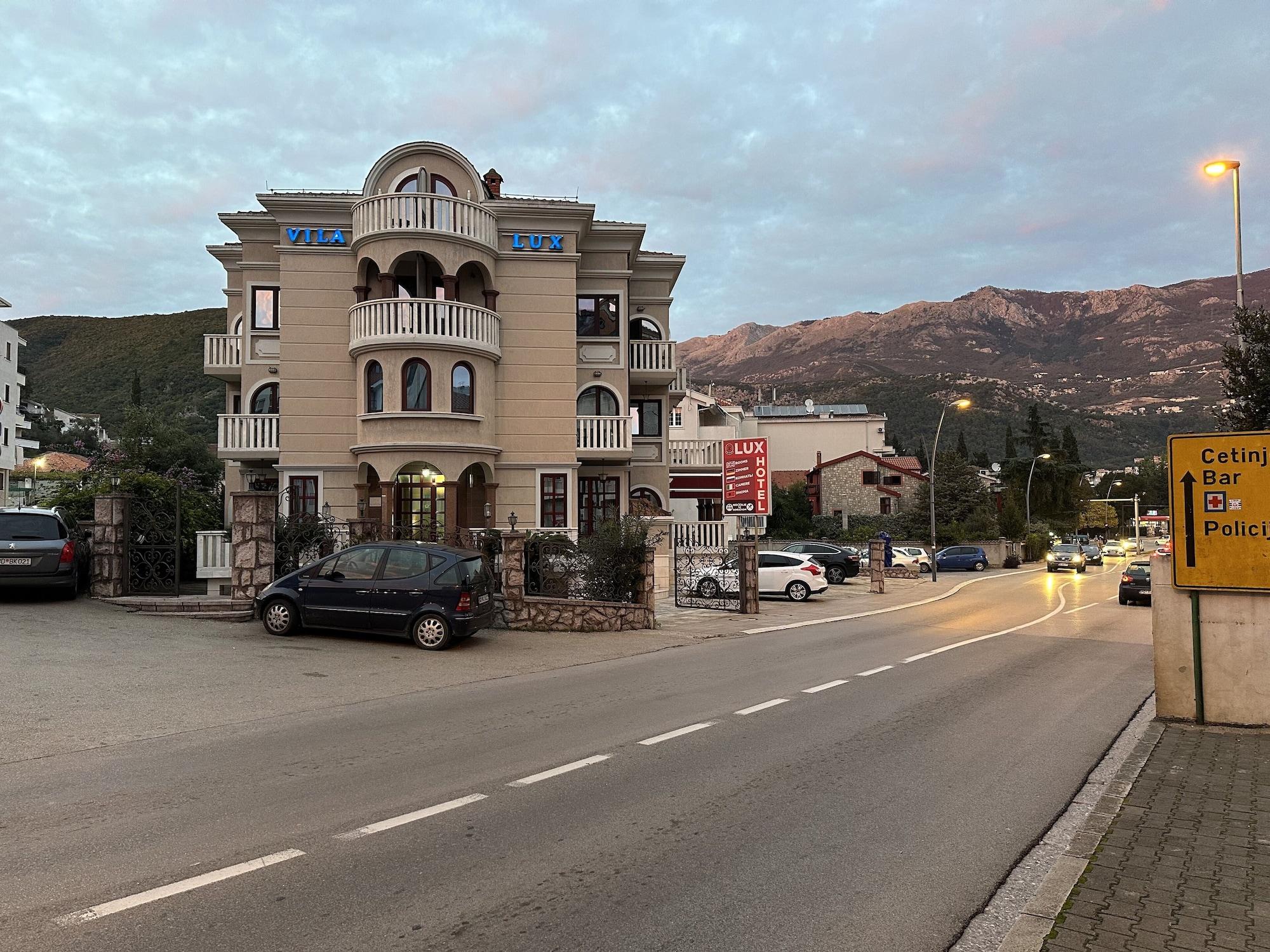 Vista Exterior Vila Lux Hotel