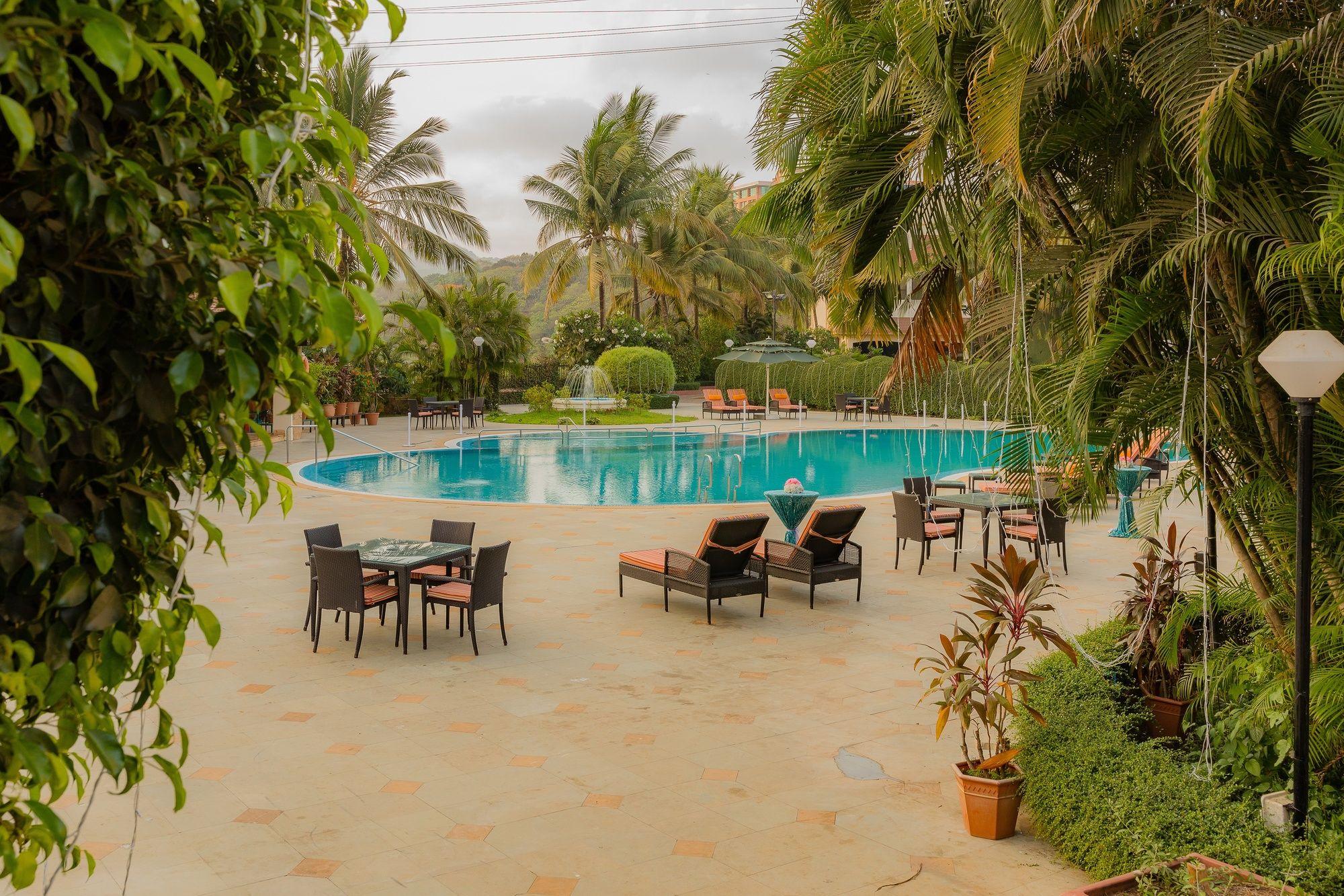 Vista Piscina Ramada Powai Hotel And Convention Centre