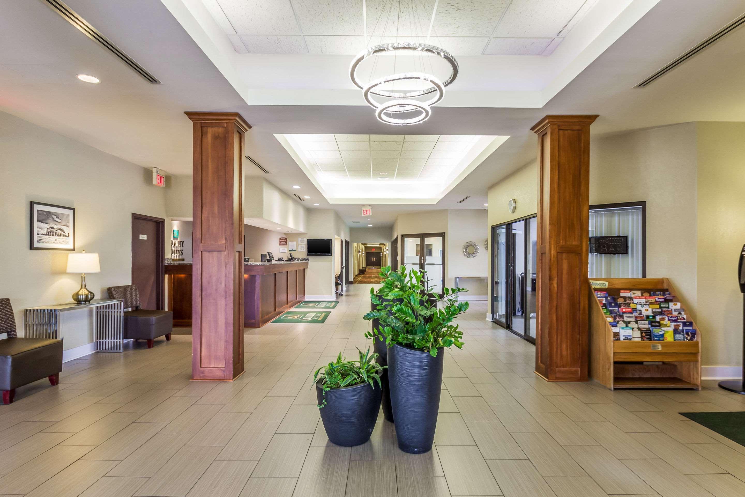 Vista Lobby Quality Suites Milwaukee Airport