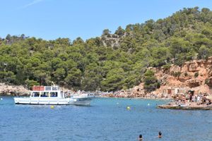 Actividad - Descubre la playa de Cala Salada en barco tradicional de madera - Traslado de ida desde Sant Antoni