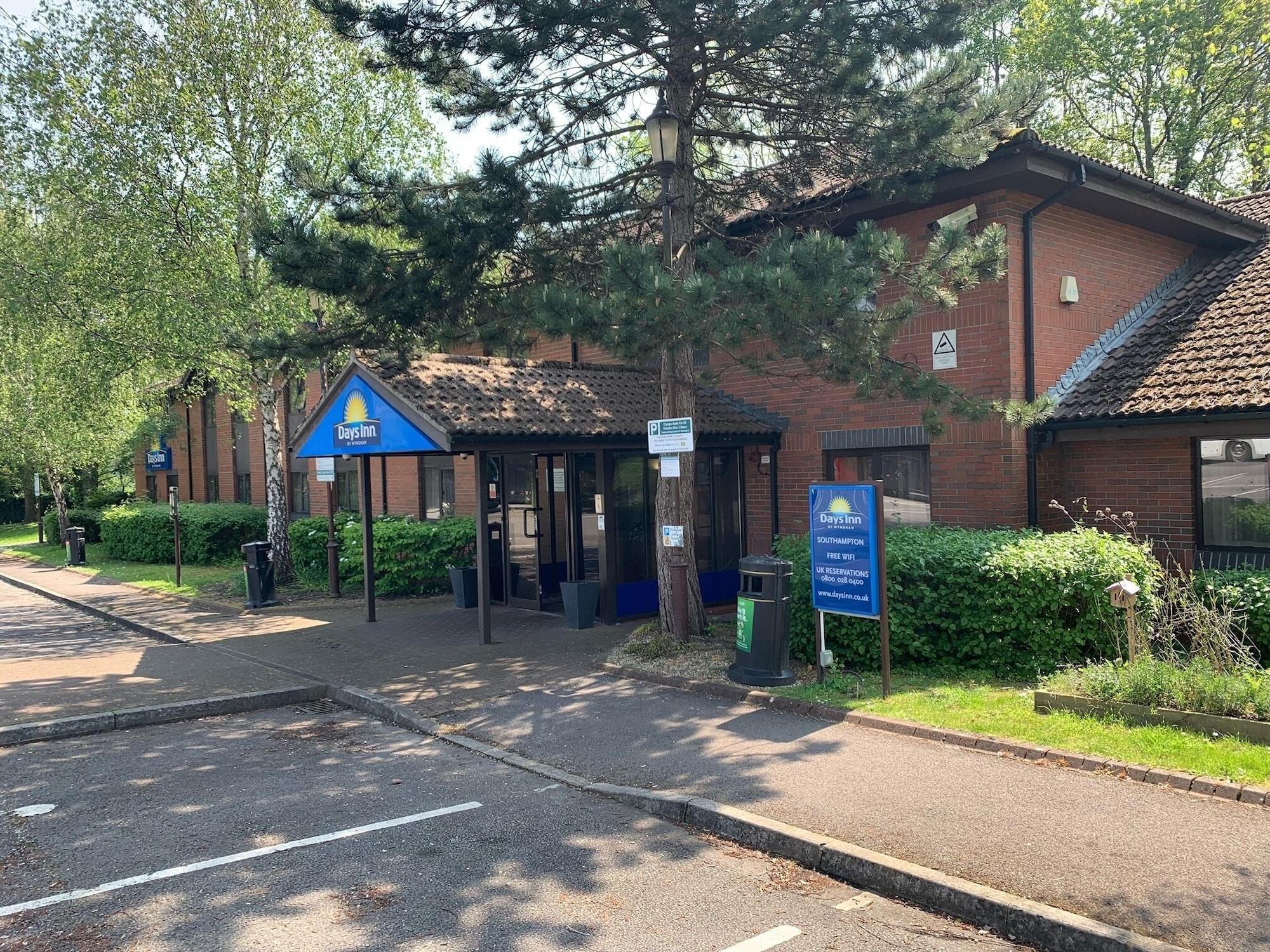 Vista Exterior Days Inn by Wyndham Southampton Rownhams