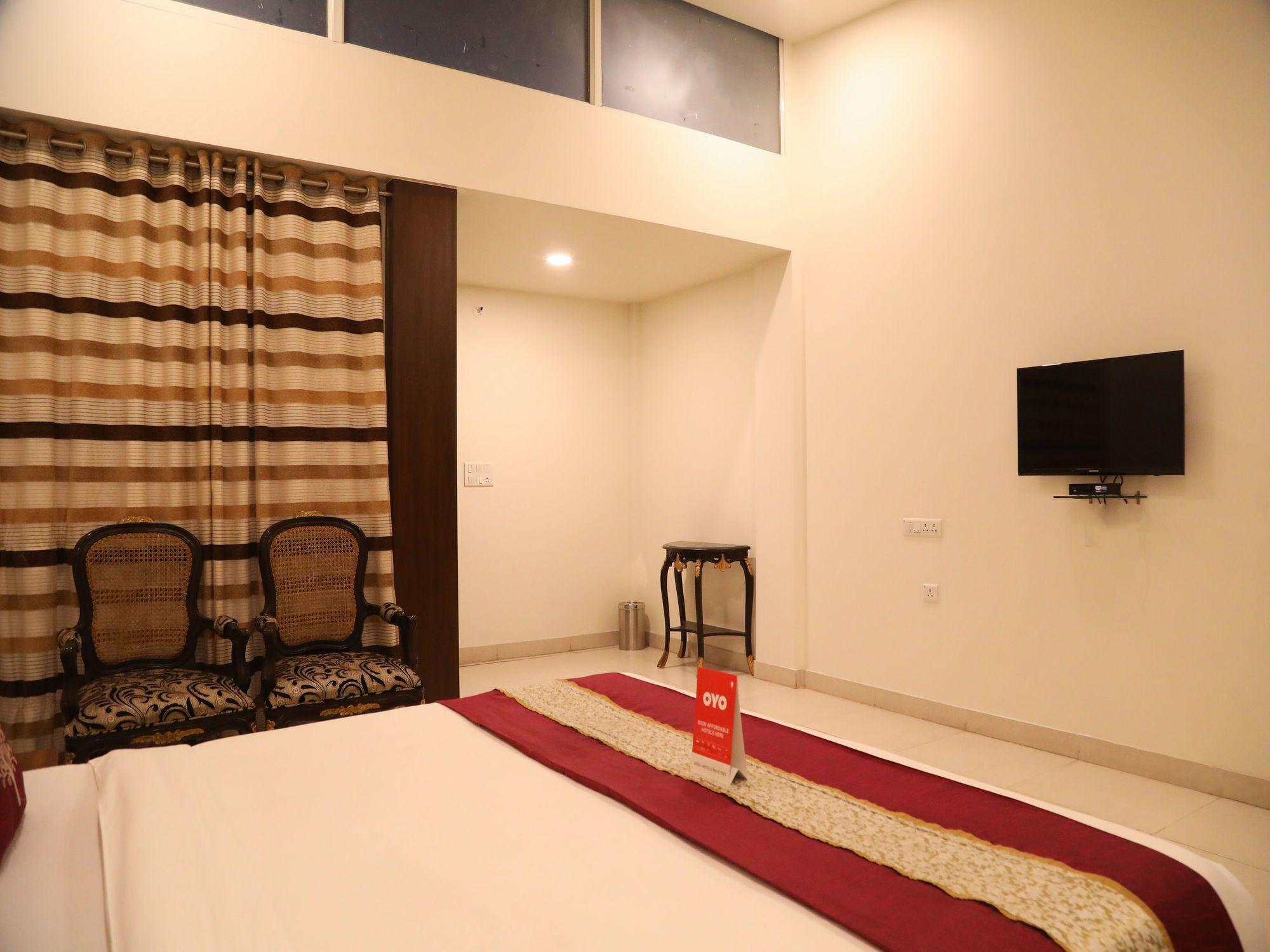 Acessórios de Quarto OYO 11889 White Hall