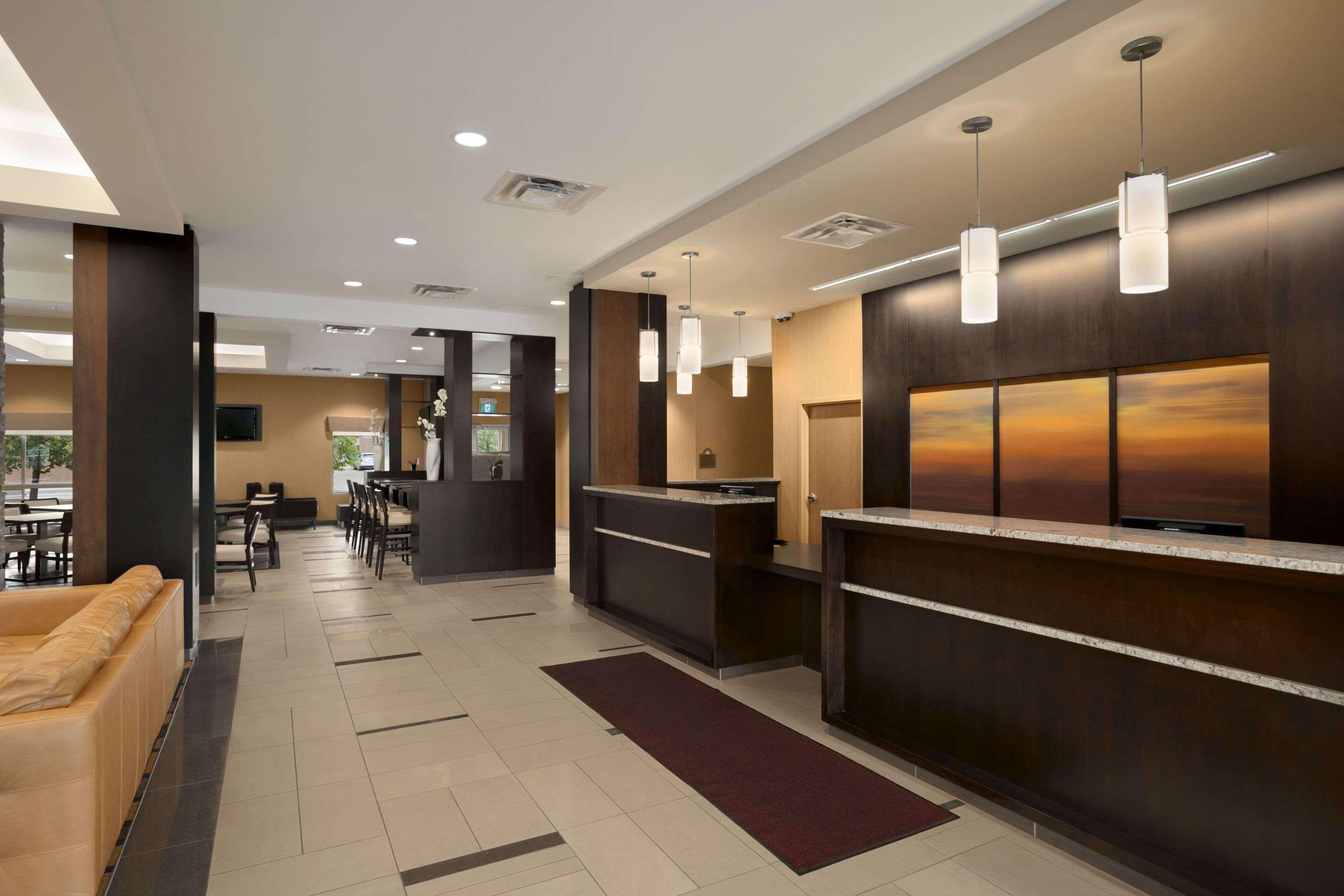 Vista Lobby Days Inn & Suites by Wyndham Winnipeg Airport Manitoba