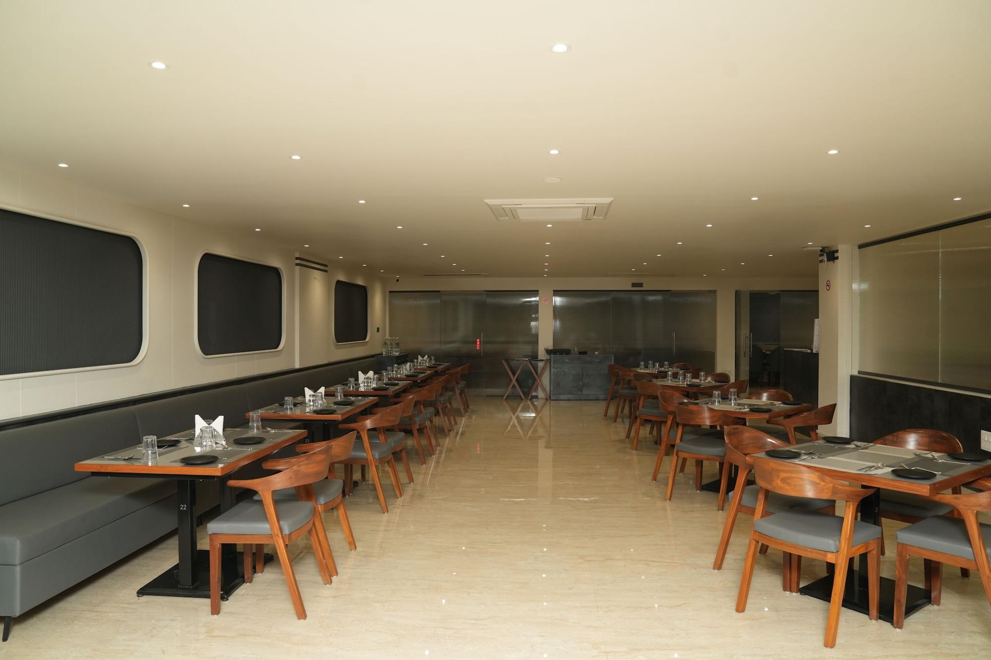 Restaurant Mastiff Hotel Crystara, Jalgaon