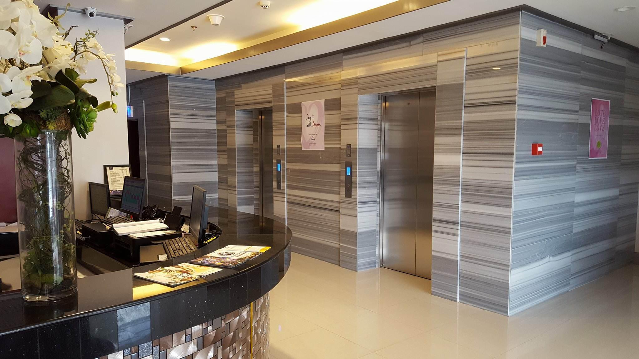 Vista Lobby Robertson Hotel