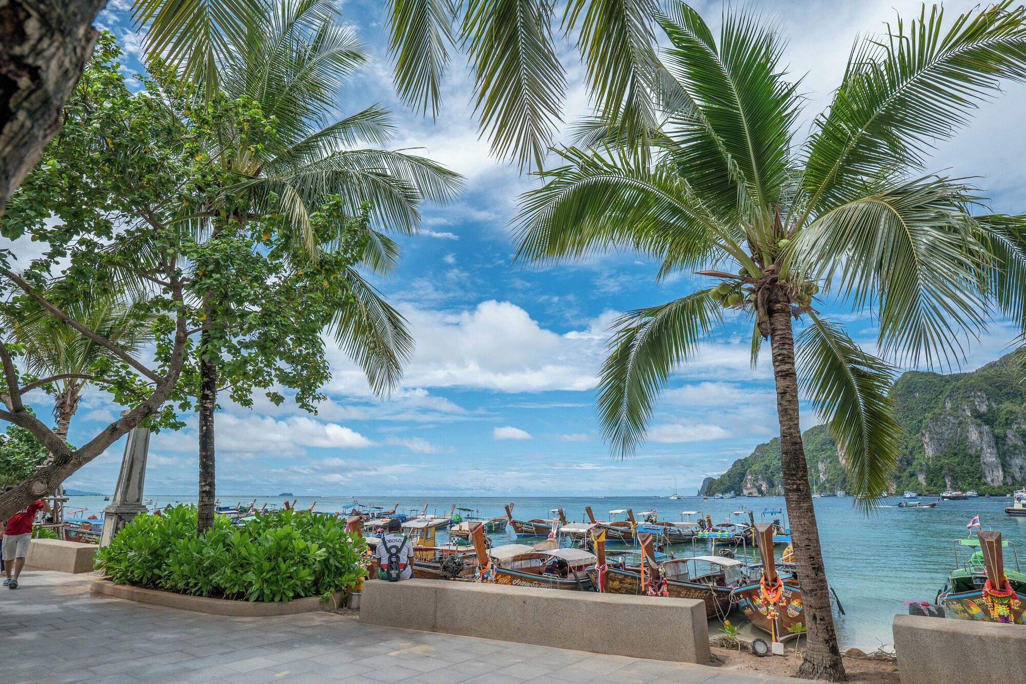 Vista Exterior Phi Phi at Pier