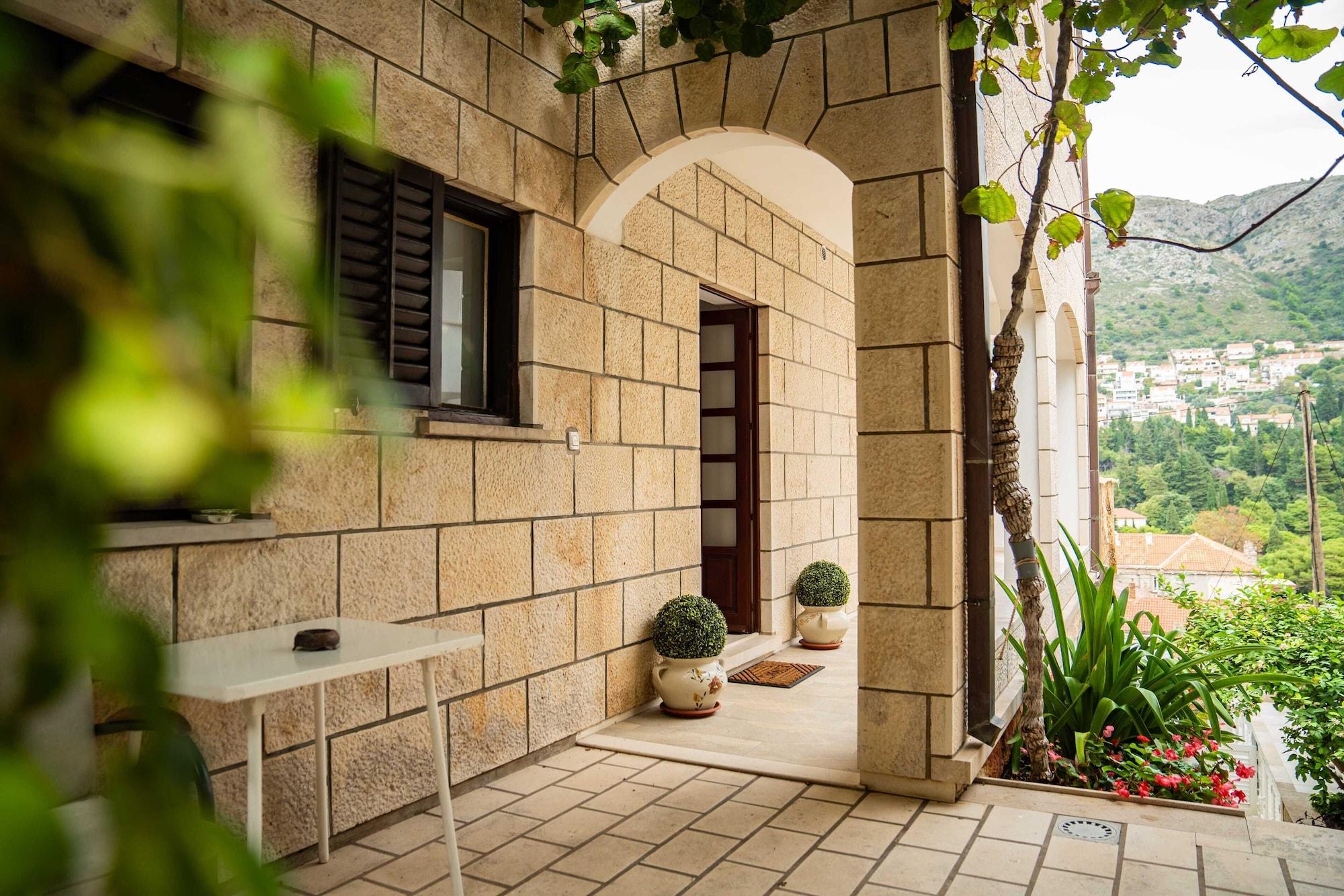 Vista Exterior Guest House Cesic