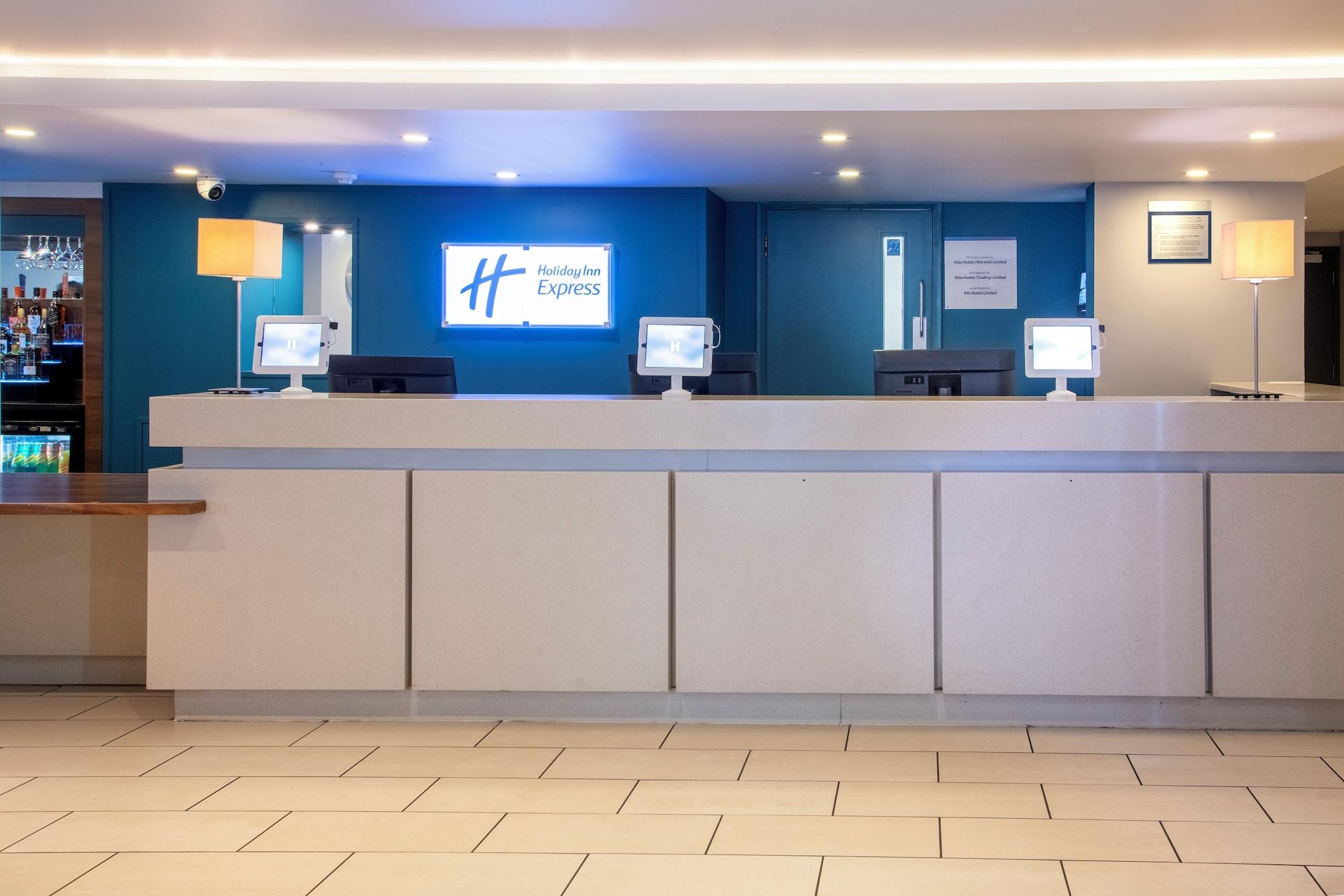 Vista Lobby Holiday Inn Express Warwick - Stratford-upon-Avon by IHG