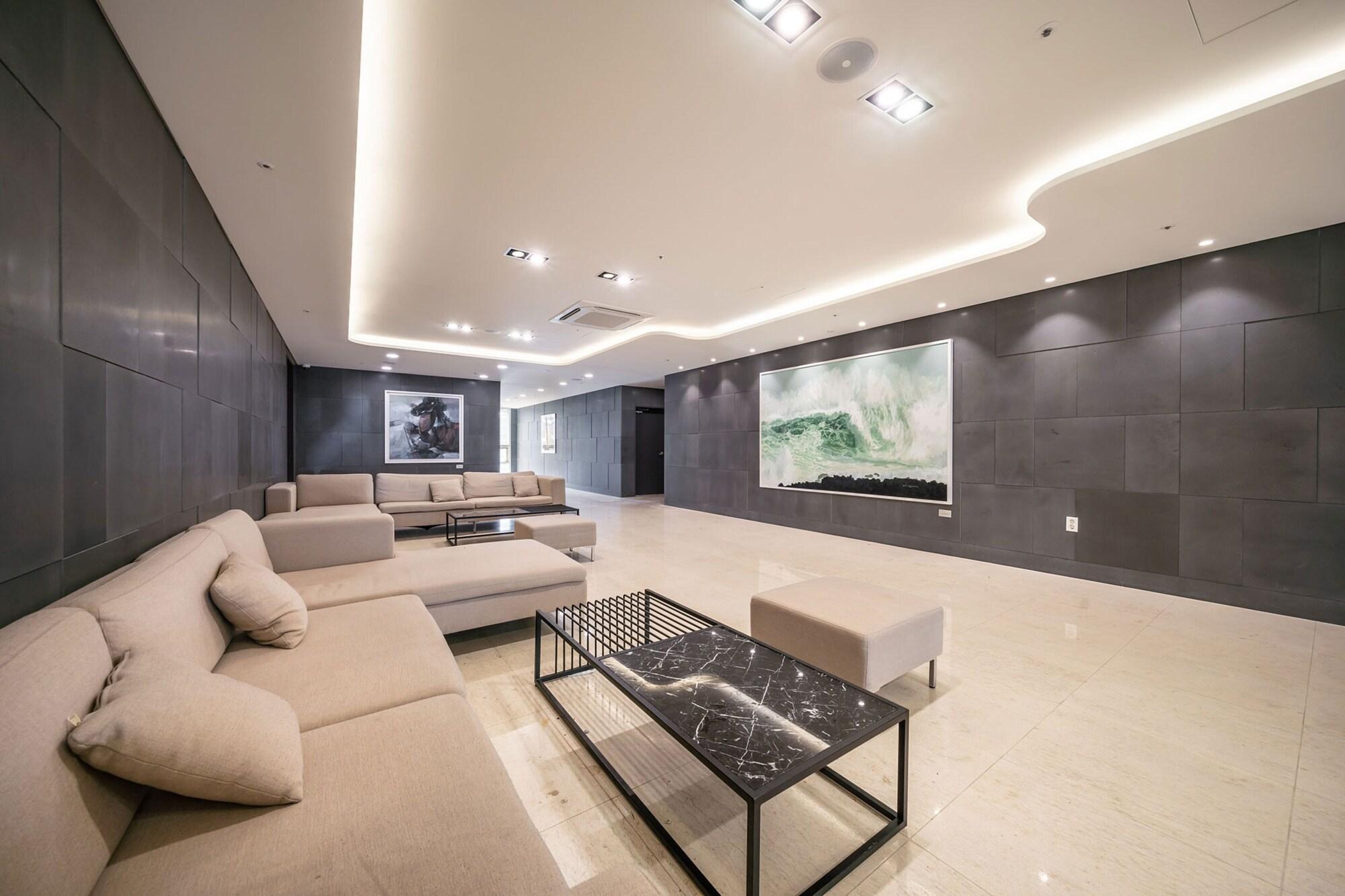 Vista Lobby SweetMay Jeju Hotel