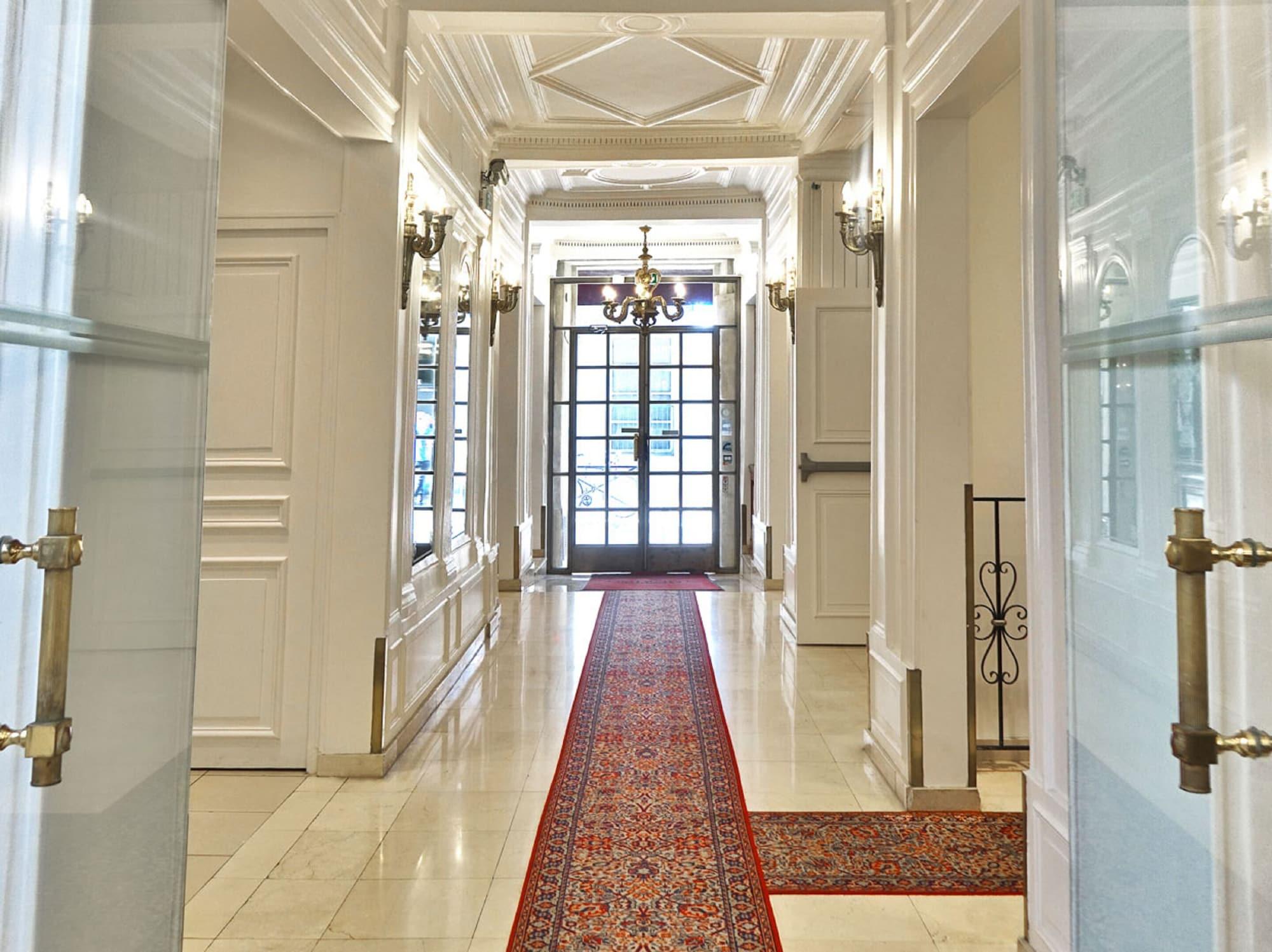 Vista Lobby Hotel Touring