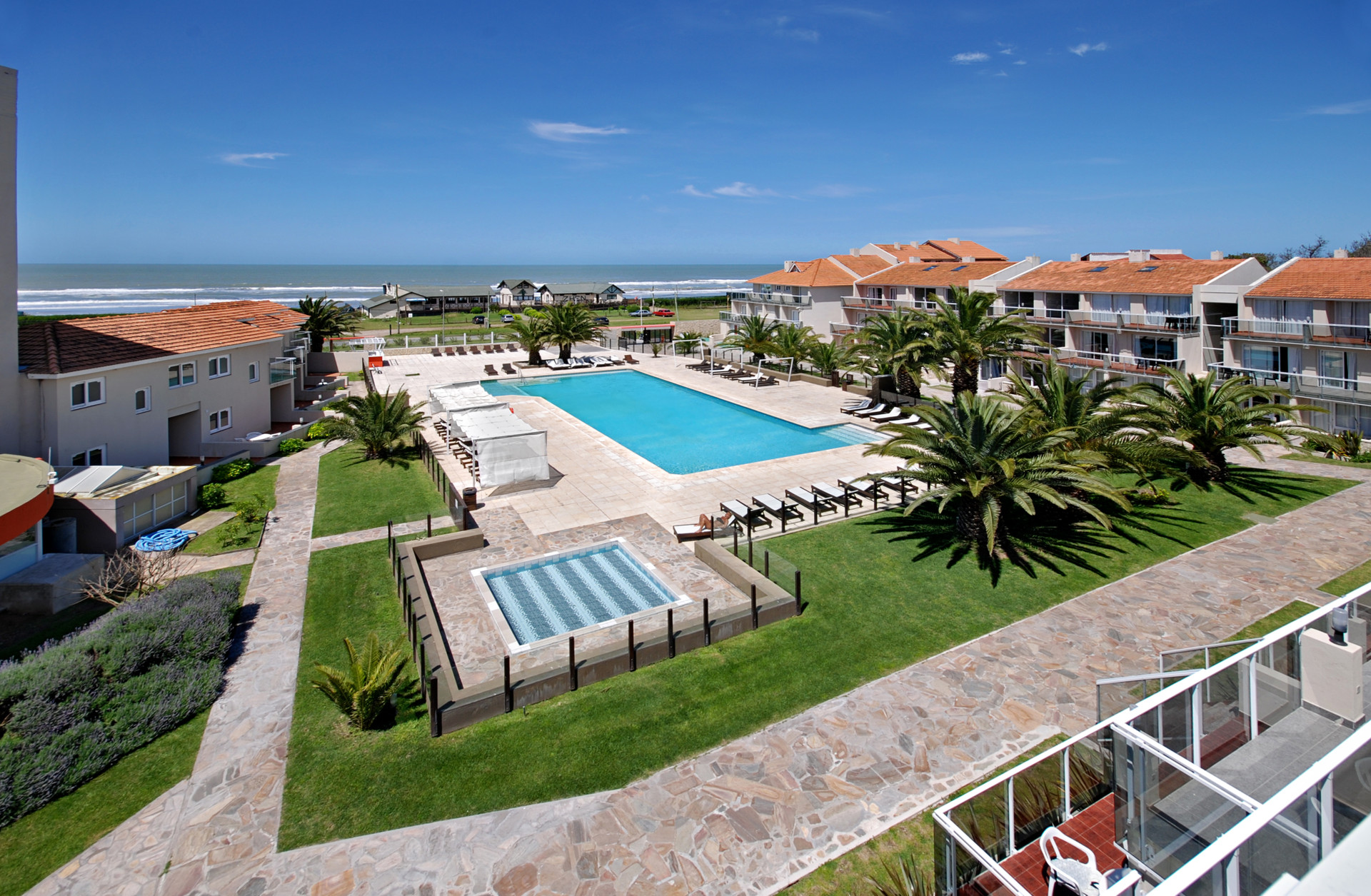 Vista Piscina Terrazas al Mar Spa