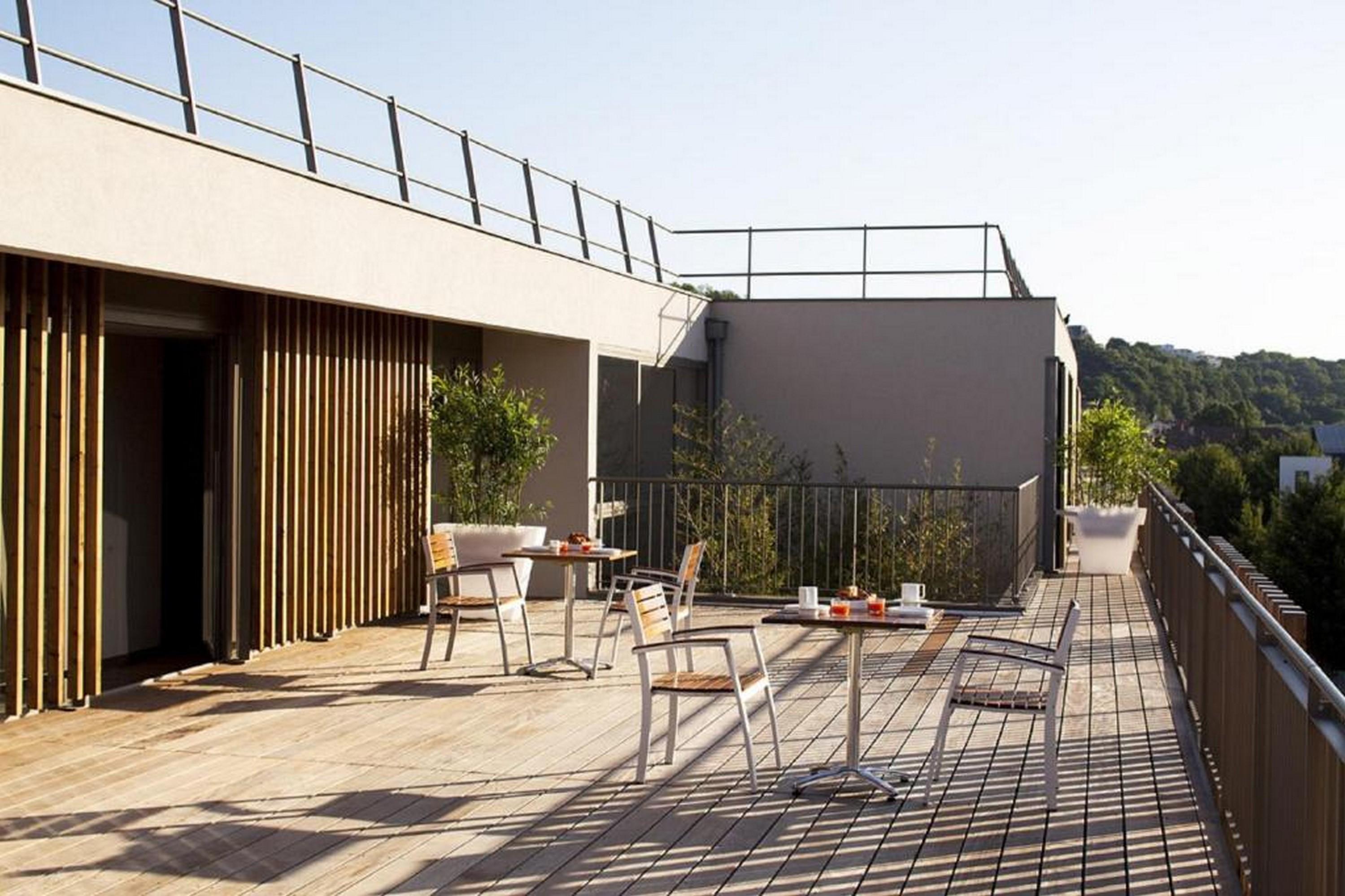 Varios Adonis Lyon Dock Ouest