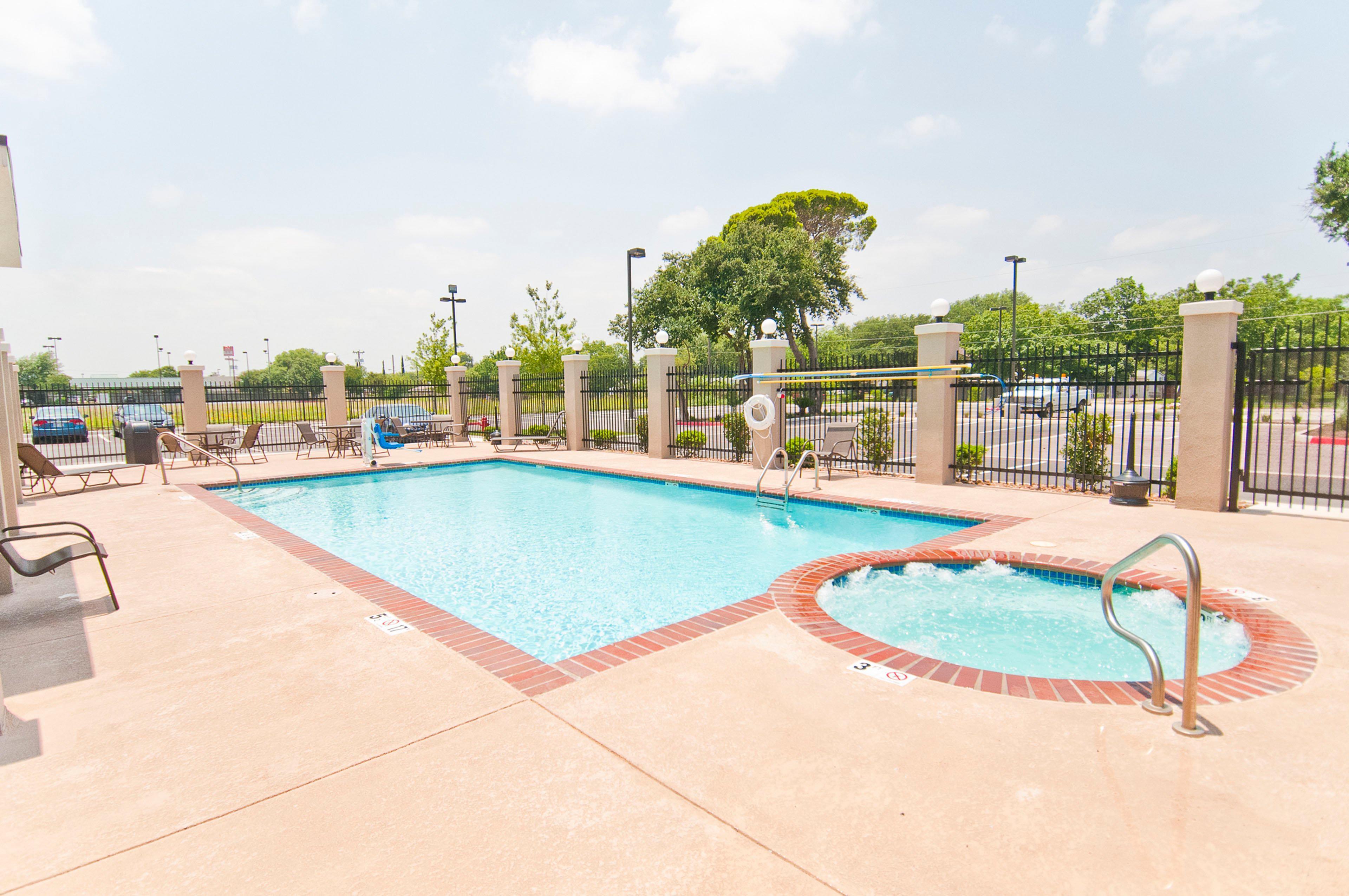 Vista Piscina Holiday Inn Express & Suites San Antonio SE By At&t Center by IHG