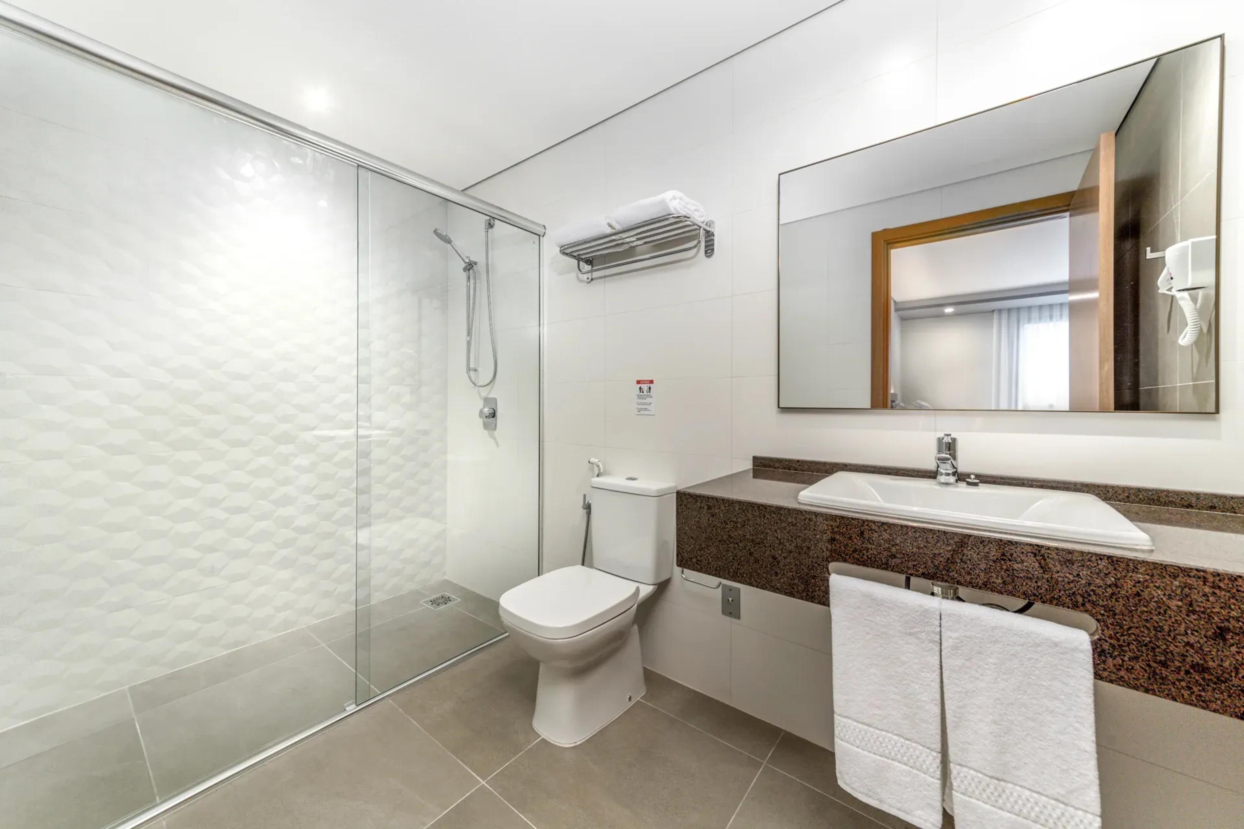 Baño Hotel Intercity Portofino Florianópolis