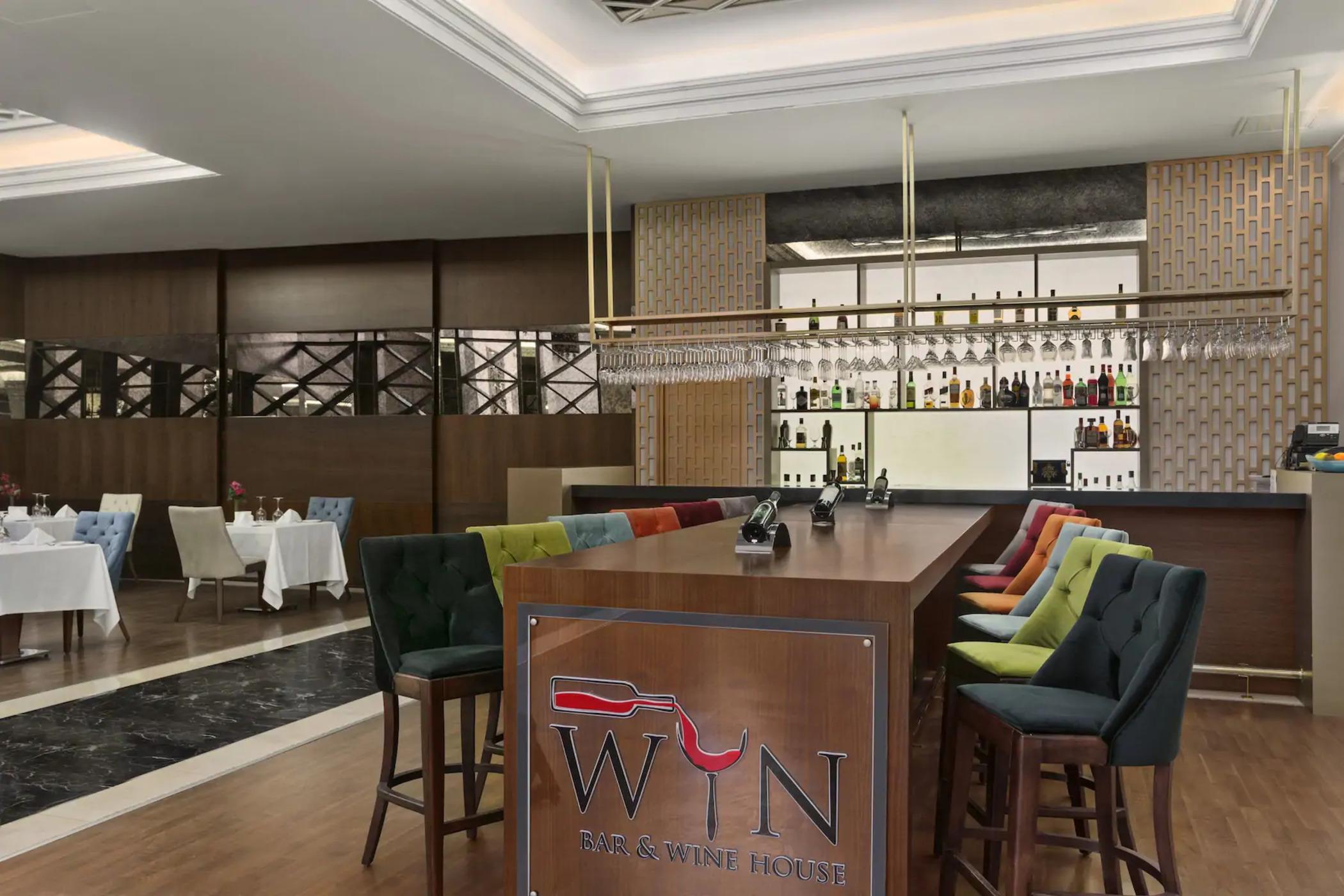 Bar/Salón Ramada Hotel & Suites by  Istanbul Merter