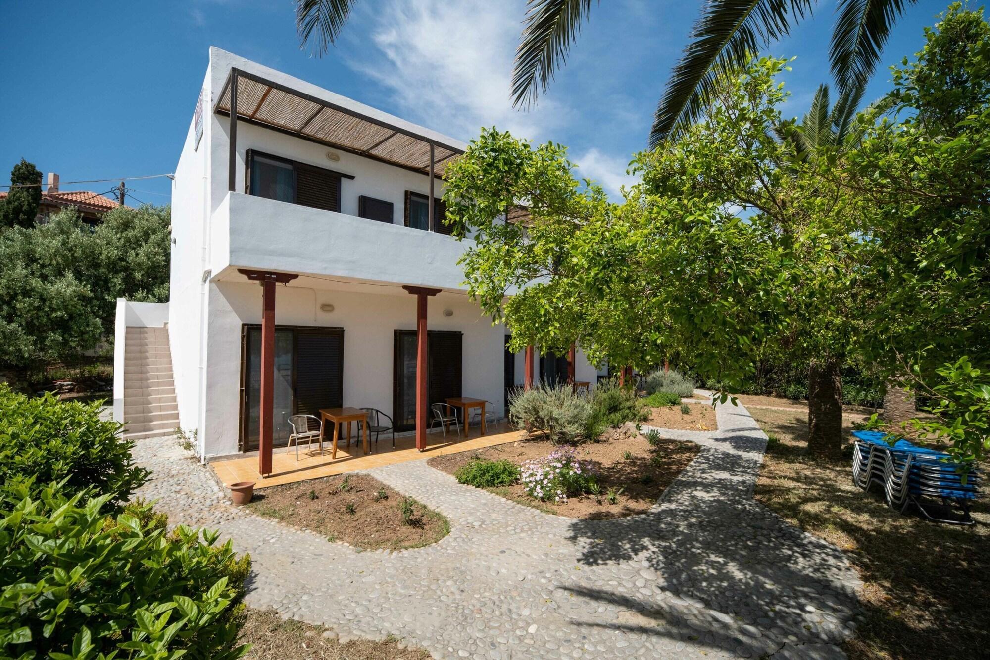 Varios Milos Studios & Beach House