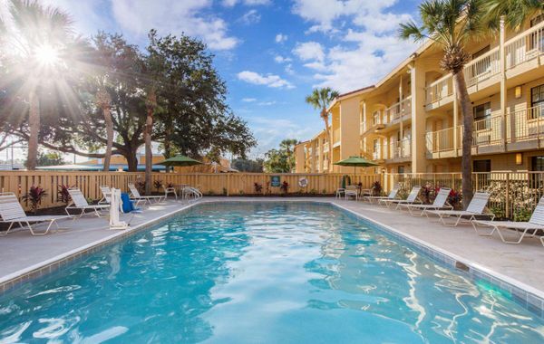 La Quinta Inn by Wyndham Orlando Airport West - Hoteles cerca de Cerca del Aeropuerto en Orlando