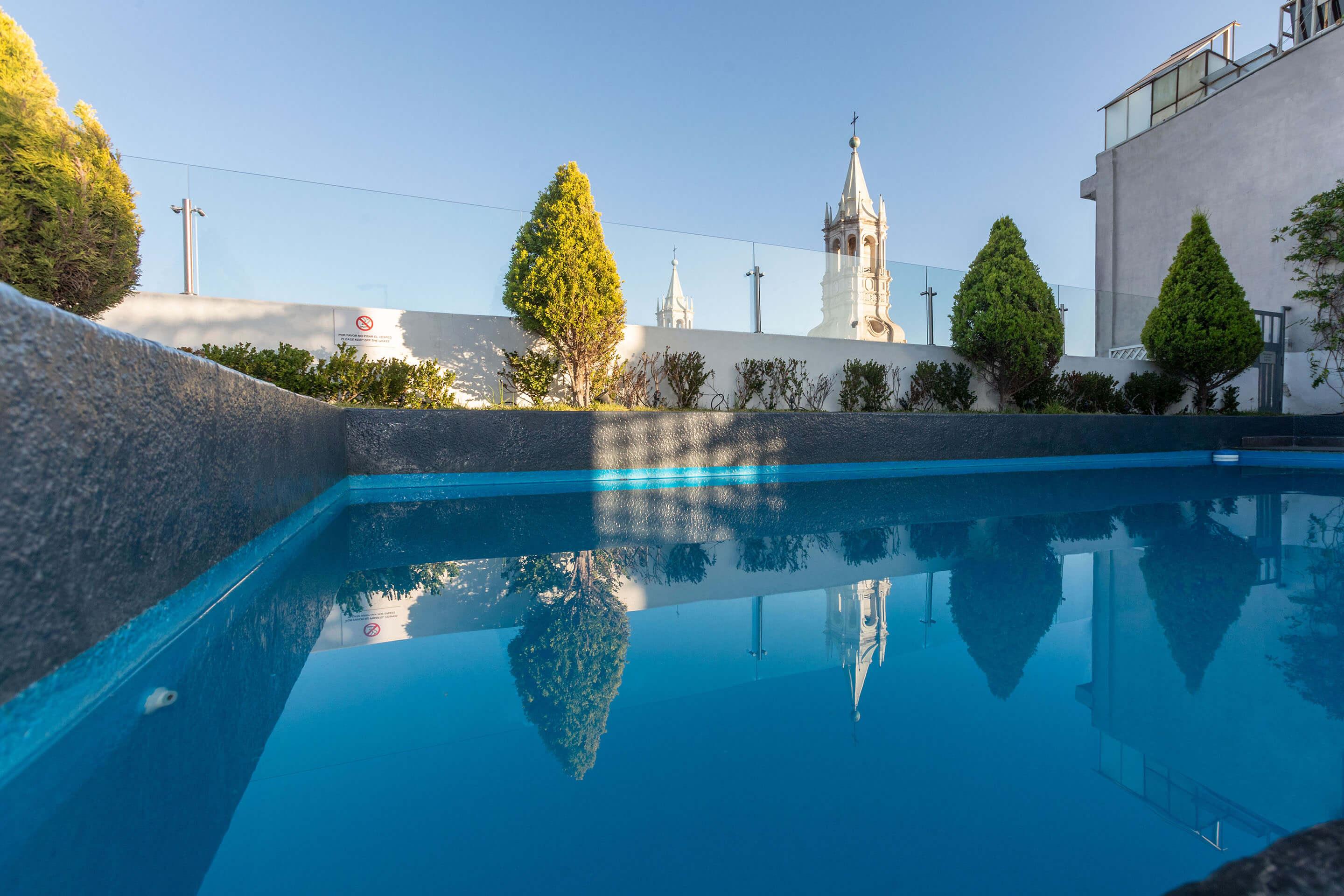 Vista da piscina Casa Andina Select Arequipa Plaza
