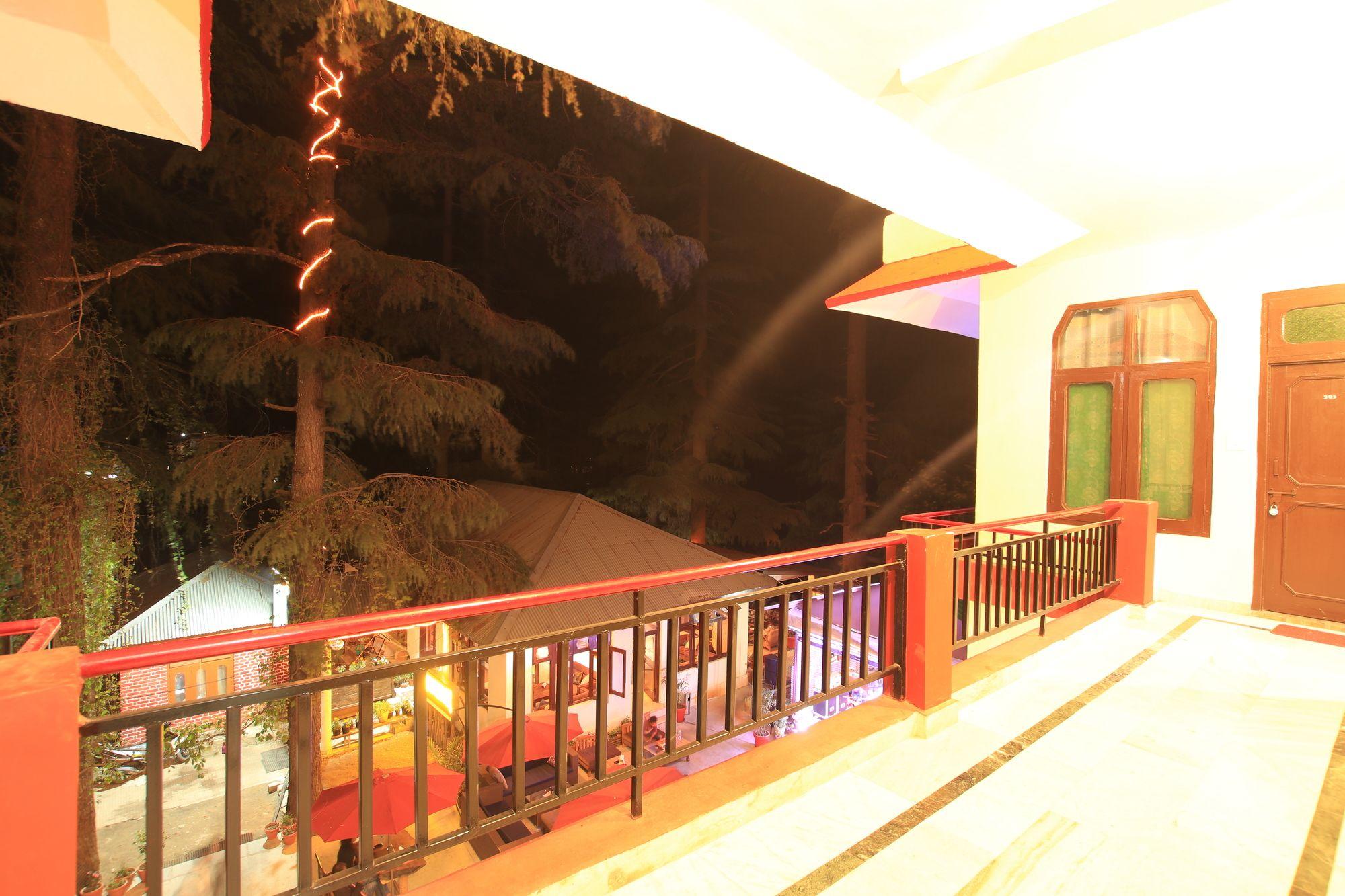Vista Lobby The Rainbow Inn & Cafe
