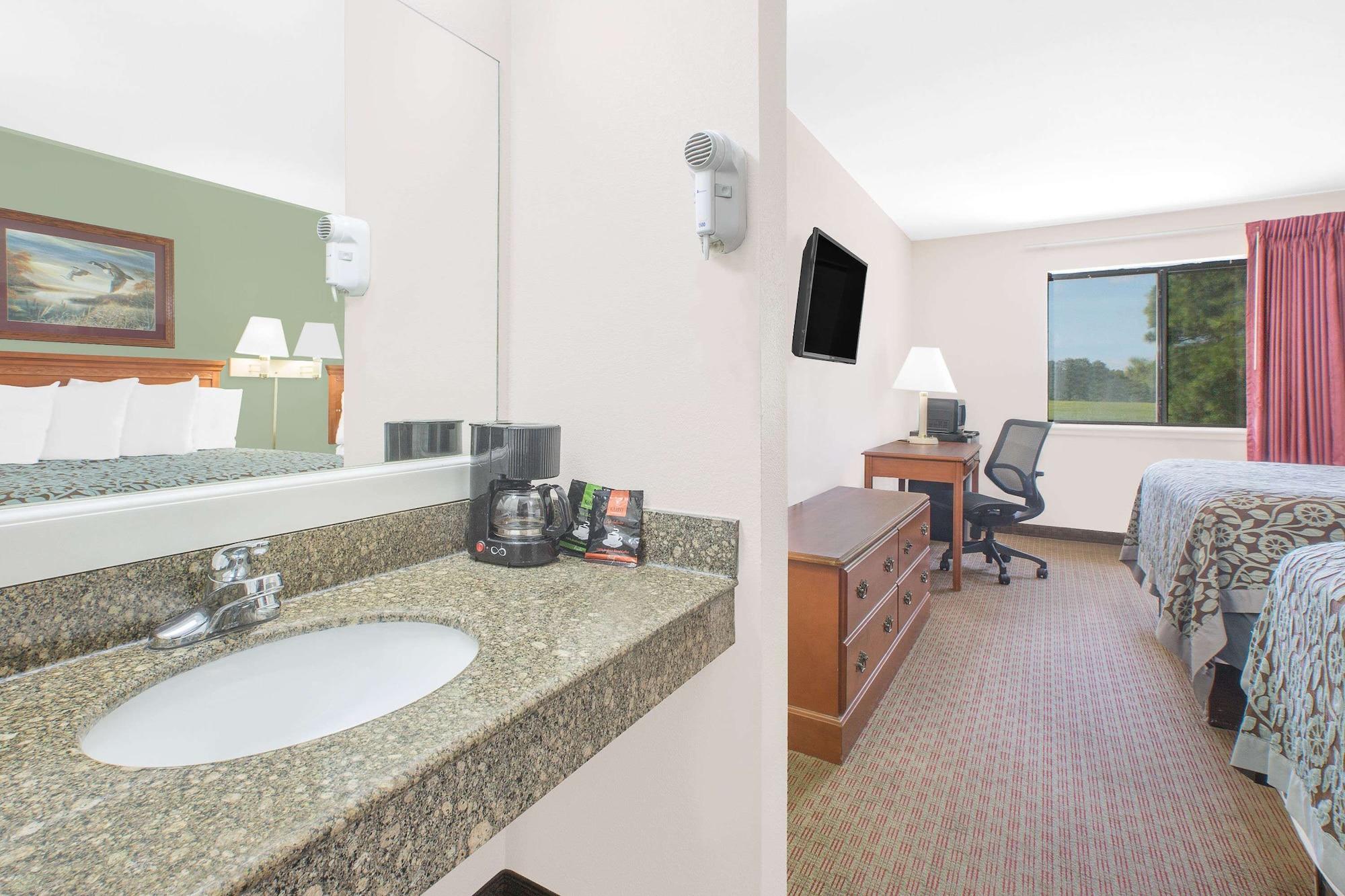 Equipamiento de Habitación Days Inn & Suites by Wyndham Brinkley