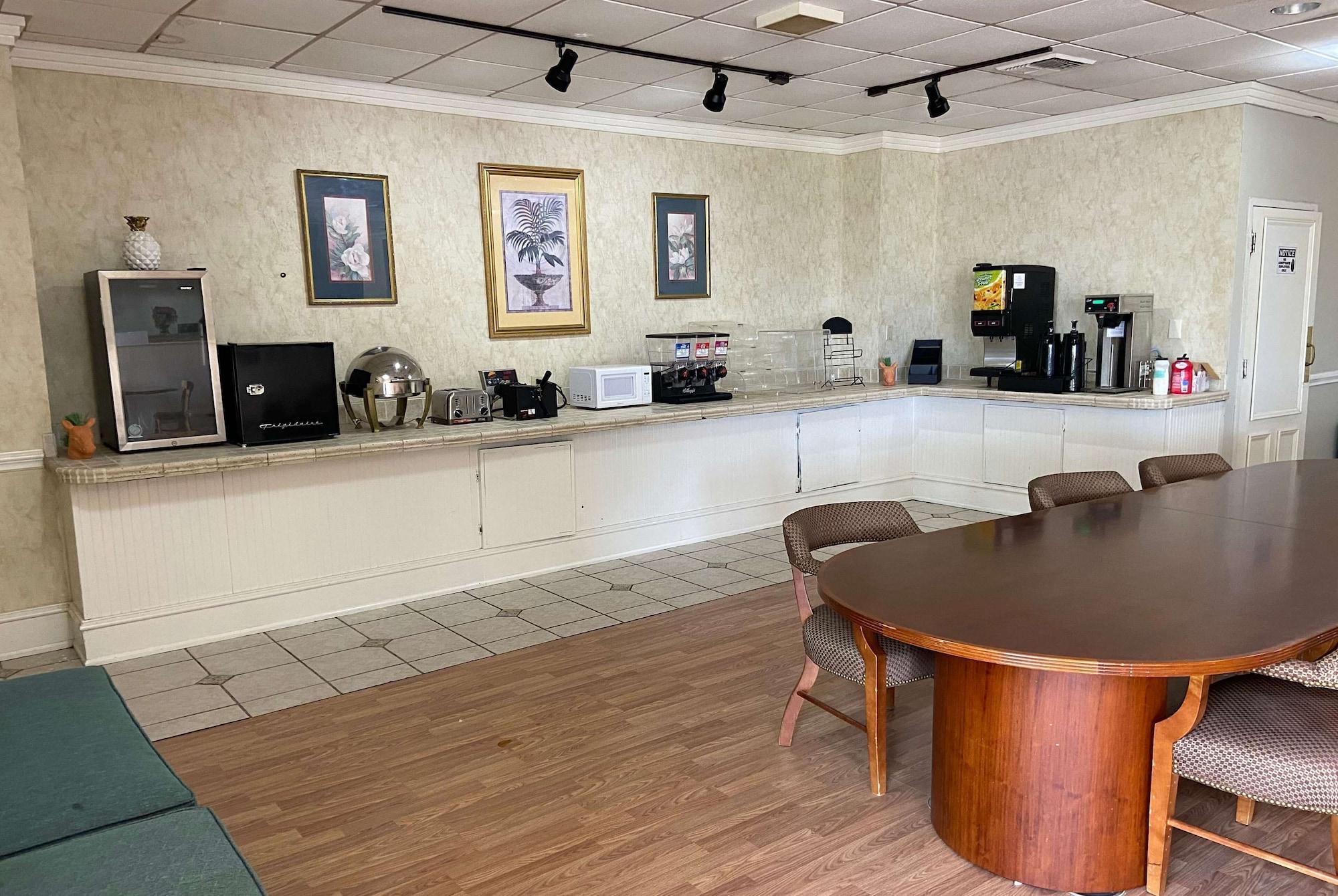 Restaurant Days Inn by Wyndham Ozark