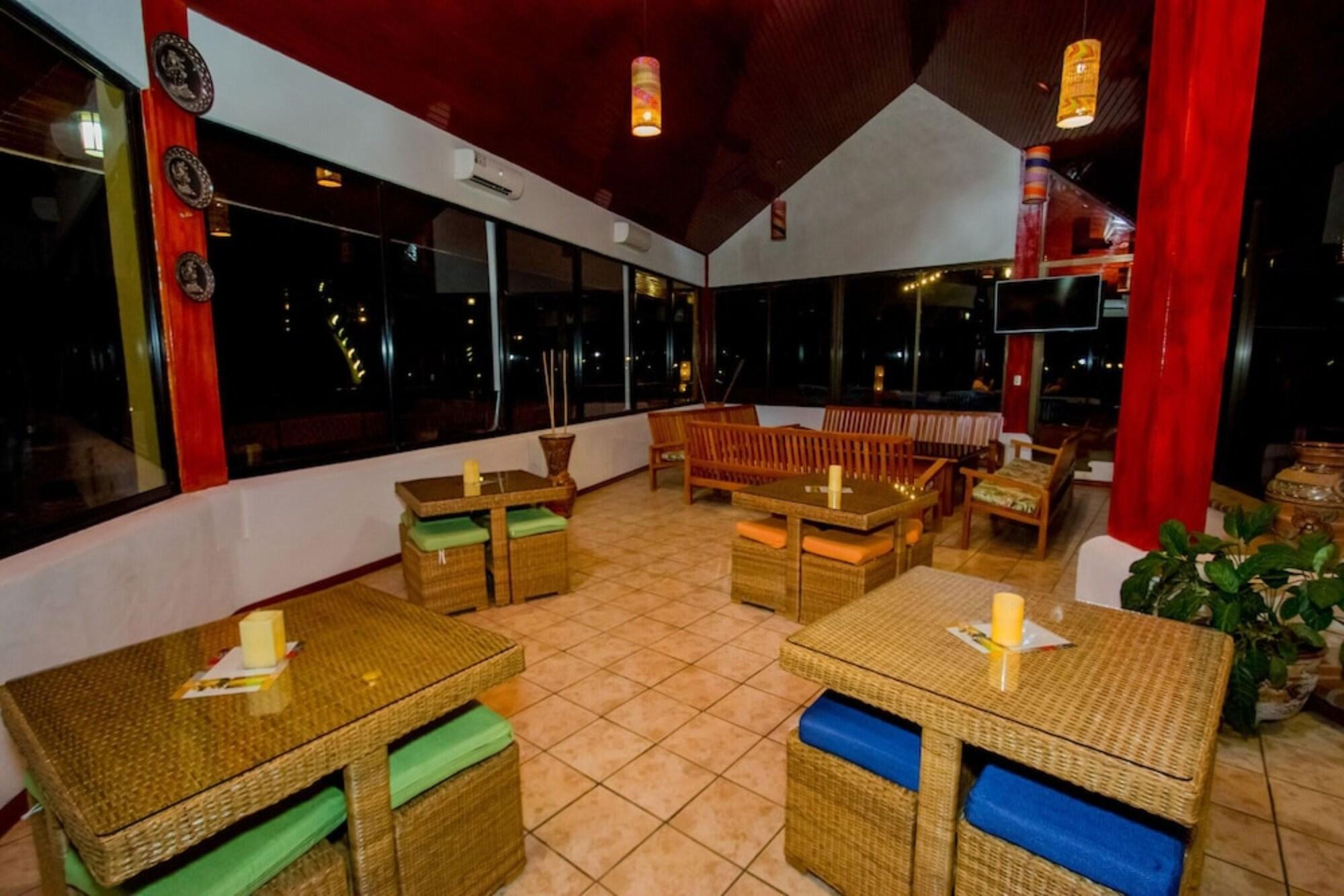 Bar/lounge Papagayo Golden Palms Beachfront Hotel