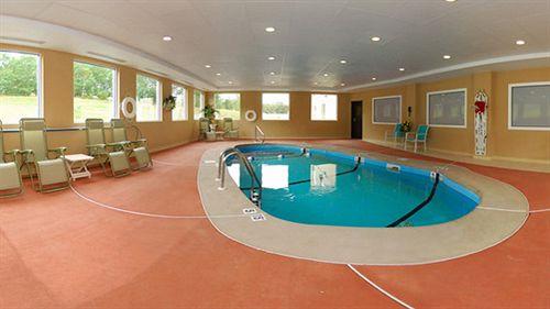 Vista da piscina Holiday Inn Express Hotel & Suites Swansea