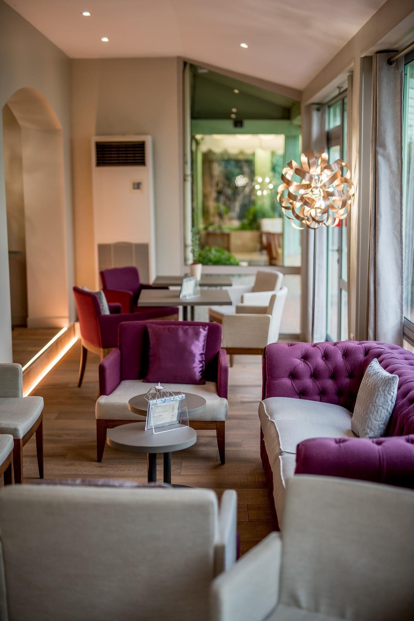 Vista Lobby Logis Hôtels- Hôtel et Restaurant Domaine de Fompeyre