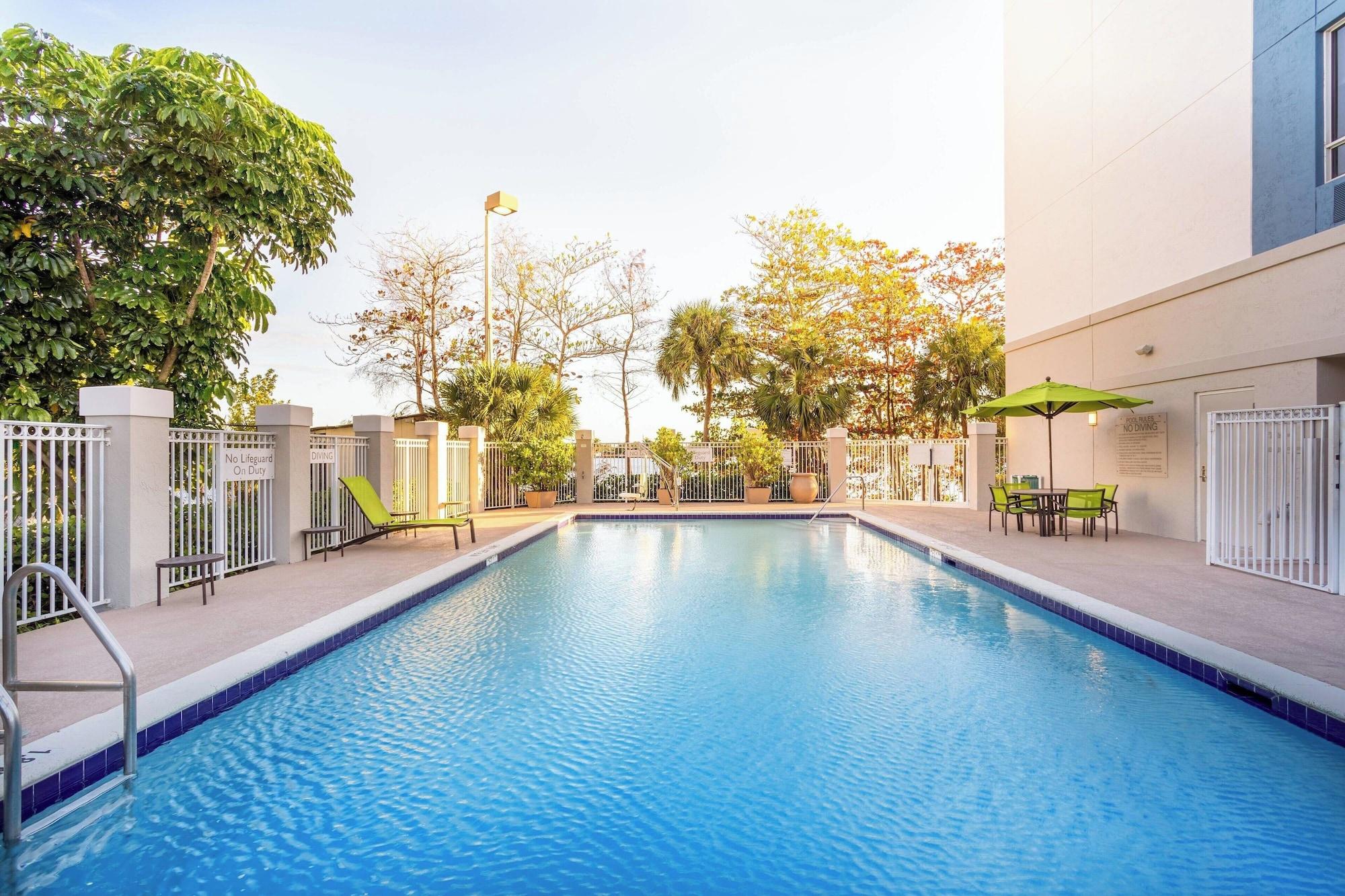 Vista Piscina SpringHill Suites by Marriott Miami Airport South Blue Lagoon Area