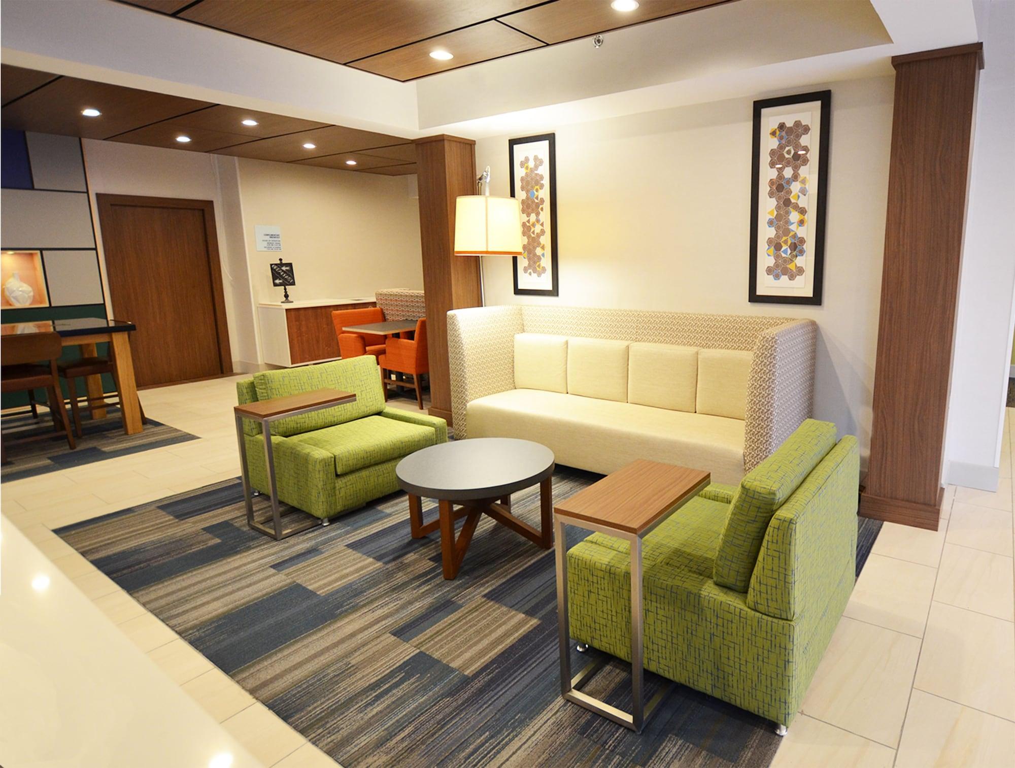 Vista Lobby Holiday Inn Express Pittsburgh-Bridgeville by IHG