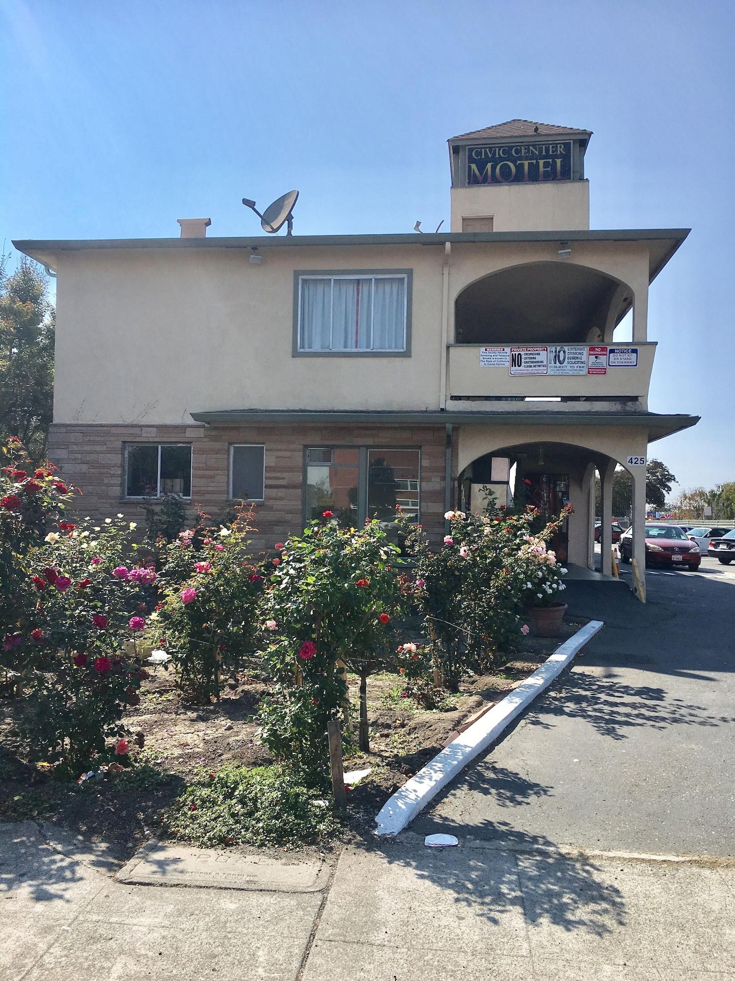Vista Exterior Motel 6 Richmond, CA – Civic Center