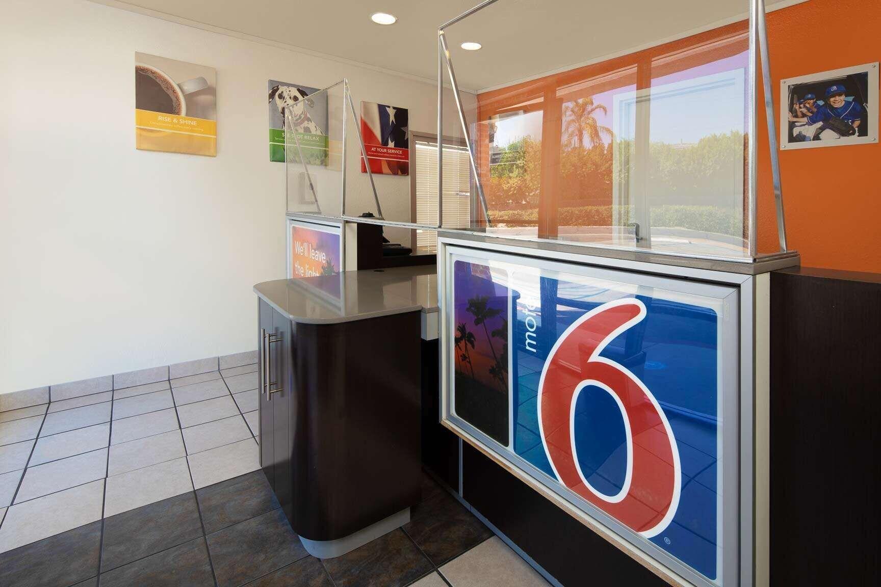 Vista Lobby Motel 6 Arcadia, CA - Los Angeles - Pasadena Area