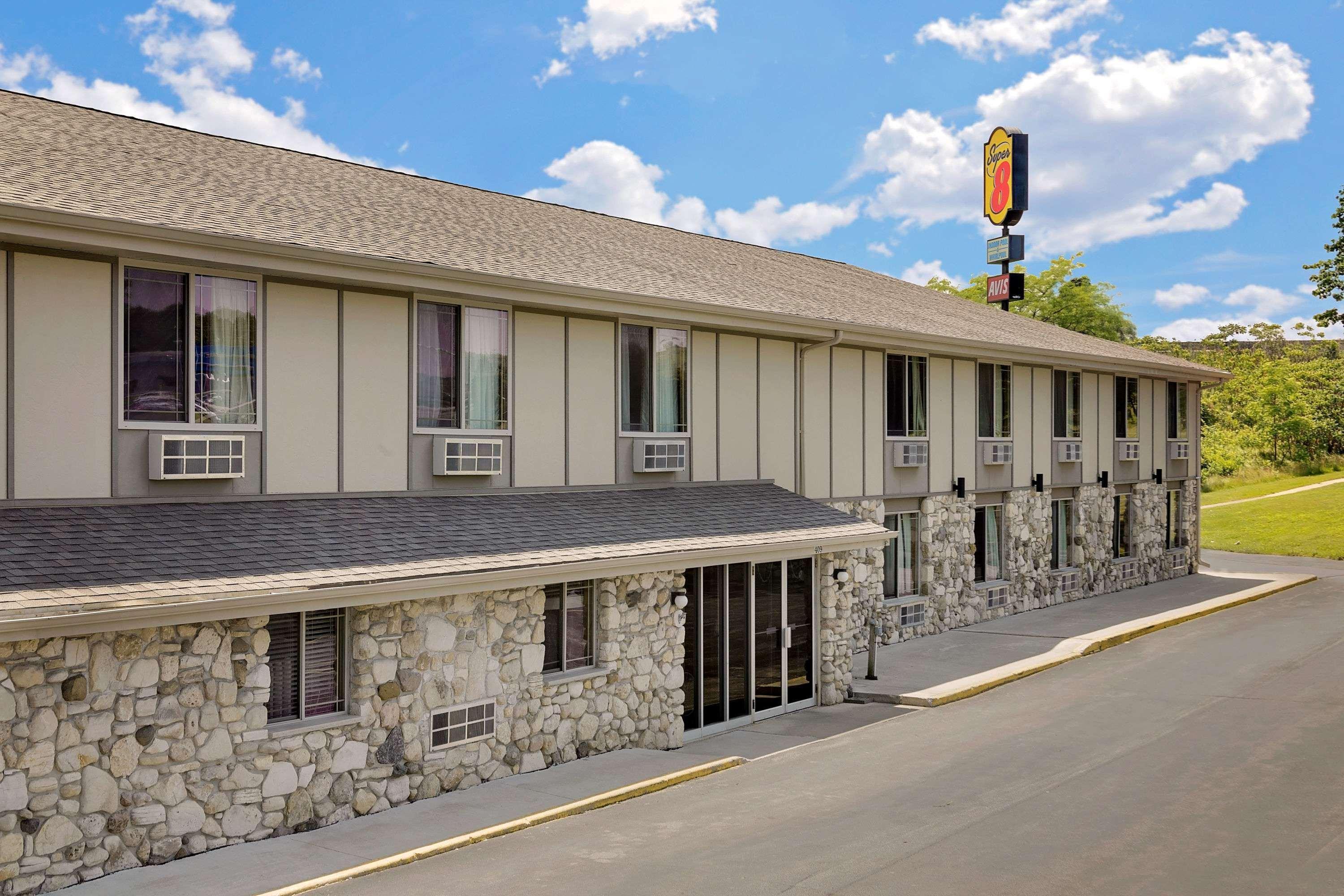 Vista Exterior Super 8 by Wyndham Sturgeon Bay