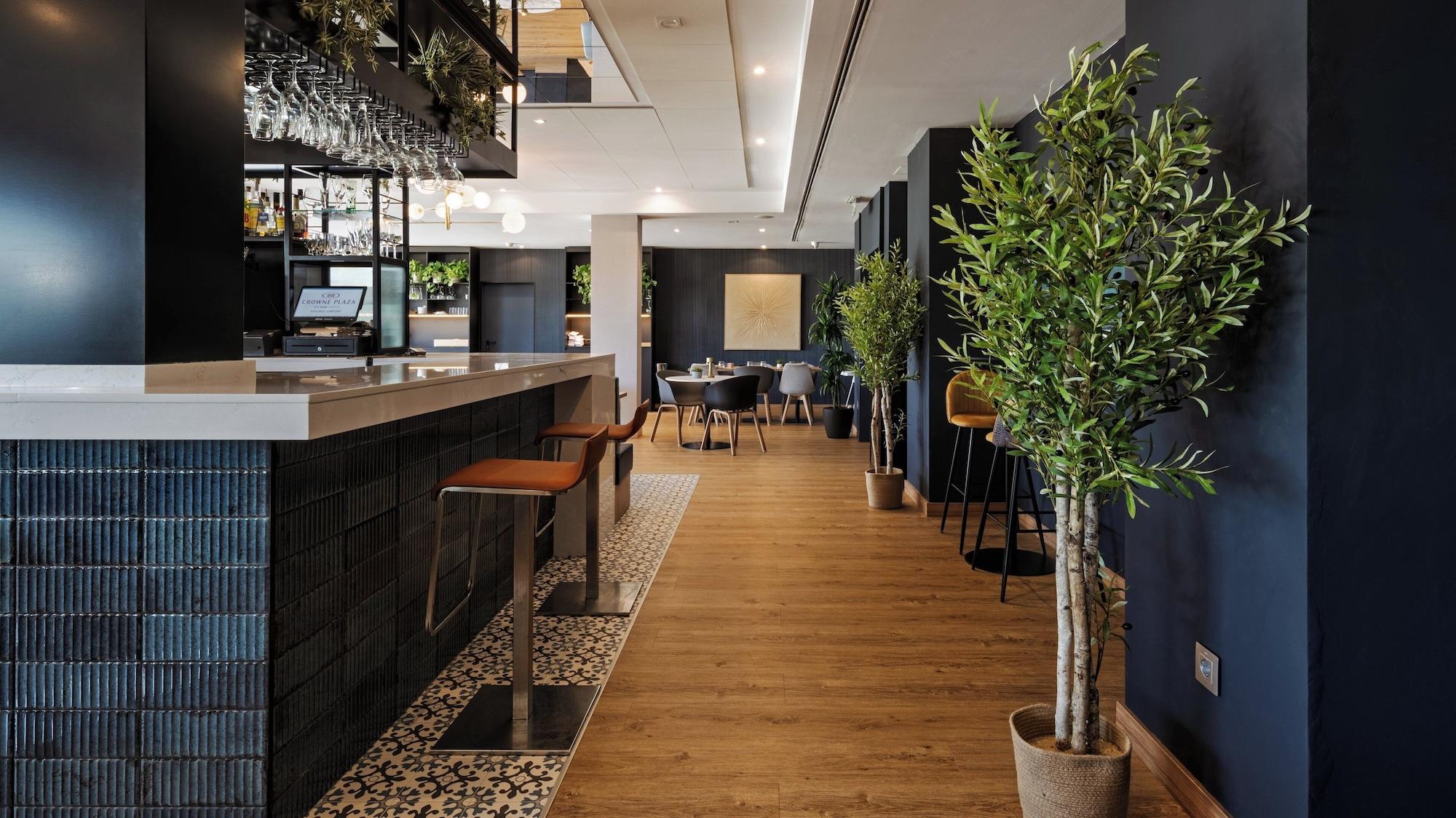 Restaurant Crowne Plaza Madrid Airport by IHG