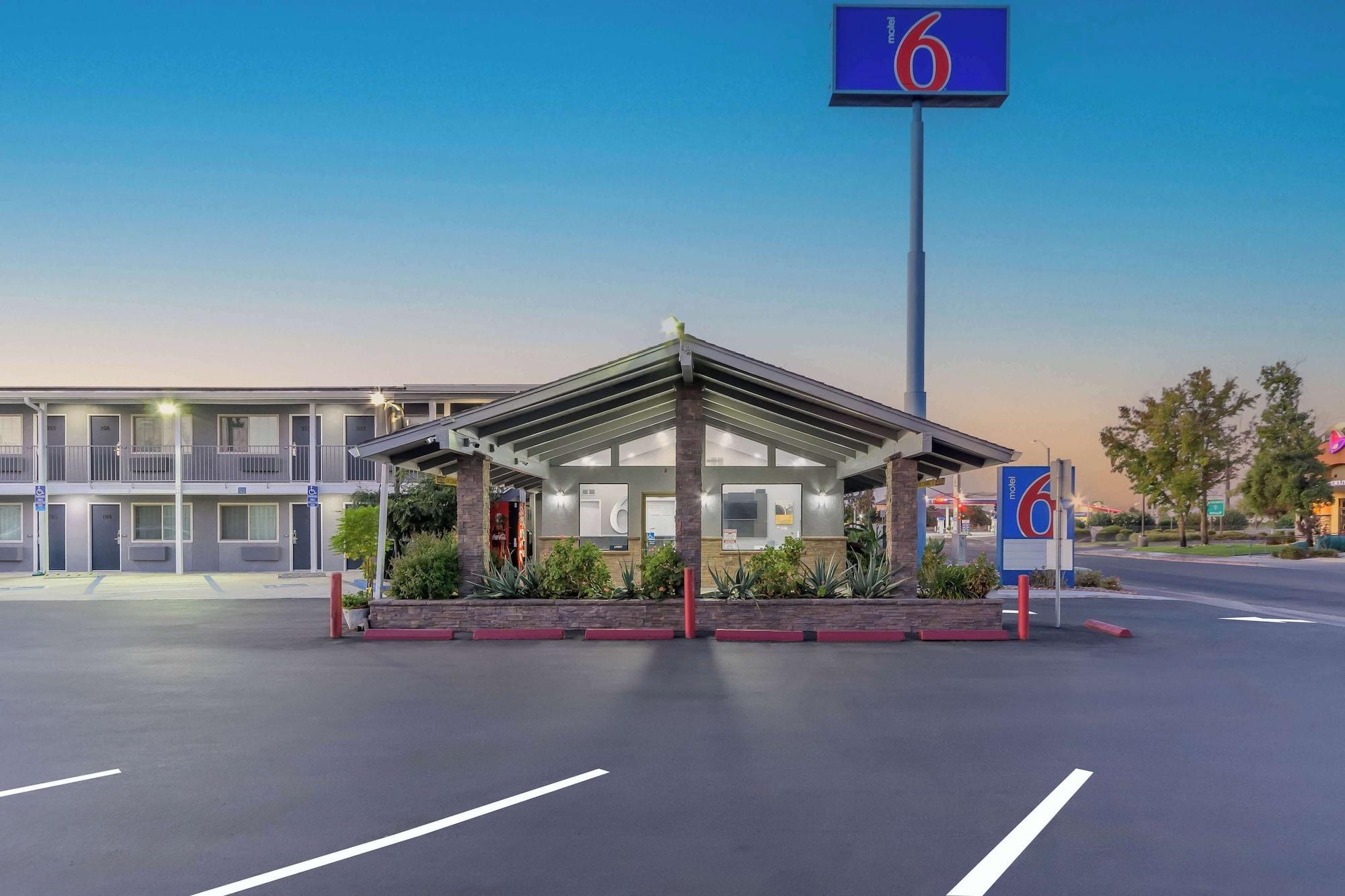 Varios Motel 6 Willows, CA