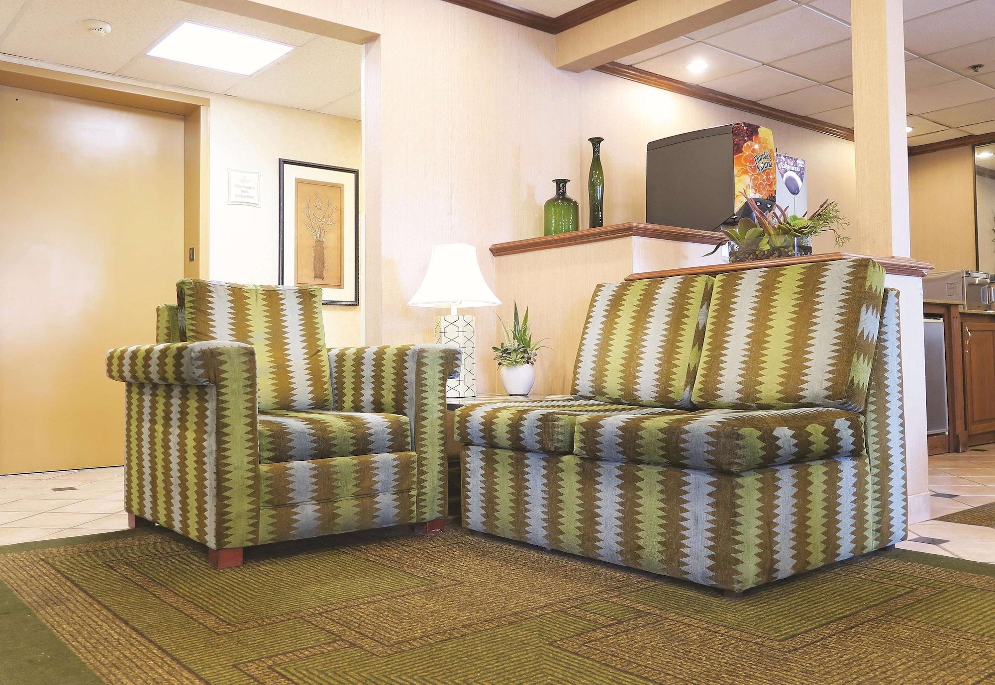Vista Lobby La Quinta Inn by Wyndham Milwaukee Airport / Oak Creek