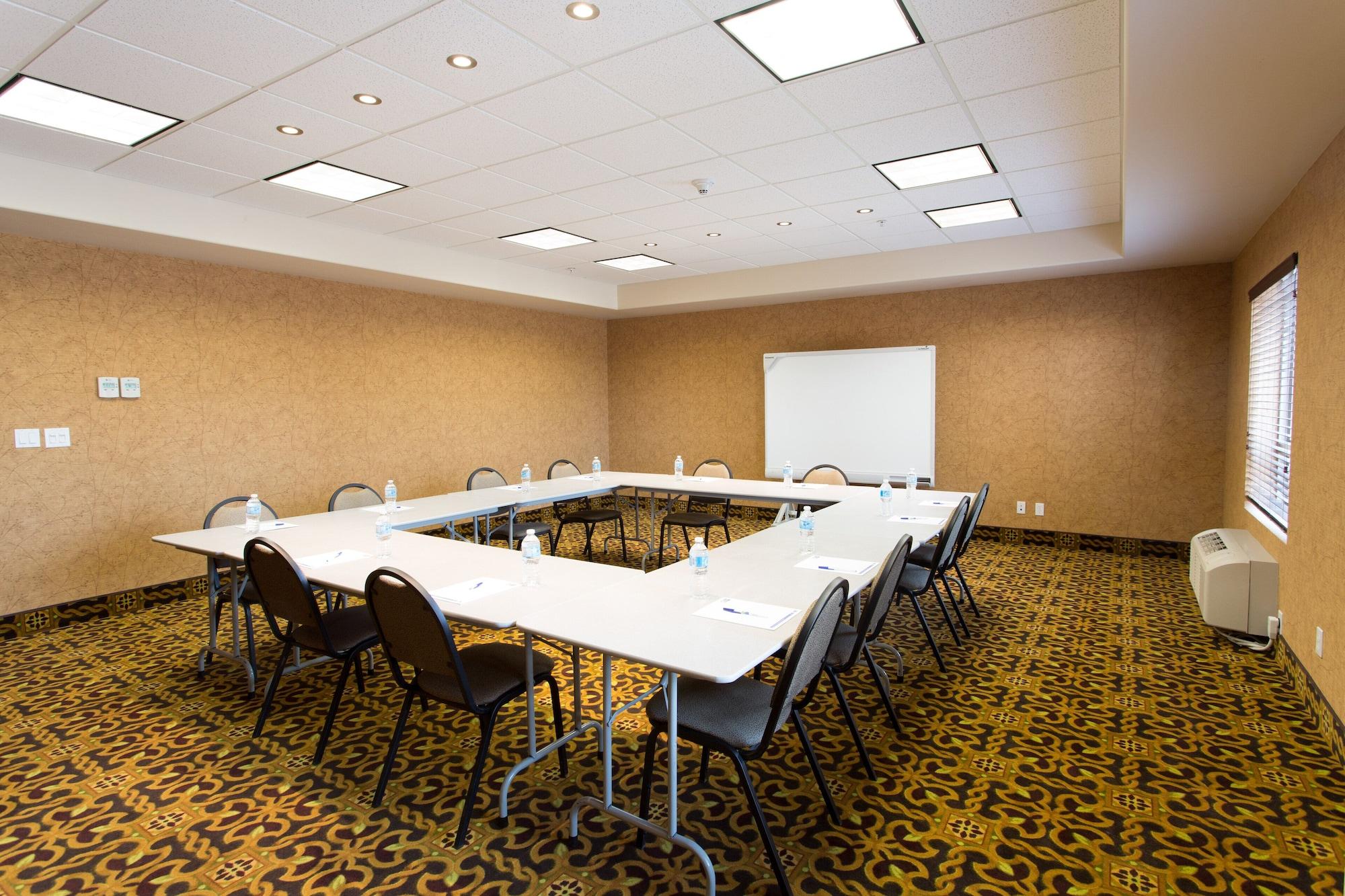 Sala de Reuniones Holiday Inn Express Hotel & Suites WHITECOURT by IHG