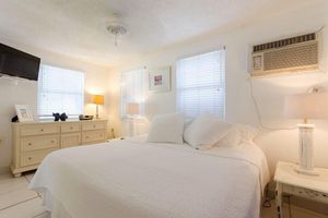 Alquiler Vacacional - 1bd Condo Ground Fl,  Pool view,1.5blk to beach, walk to dine/bars,putting green