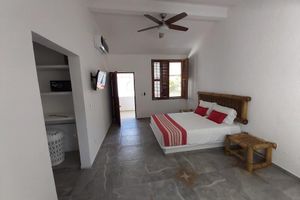 Alquiler Vacacional - Newly renovated 4 bdrm house with pool!  Short walk to the beach & restaurants