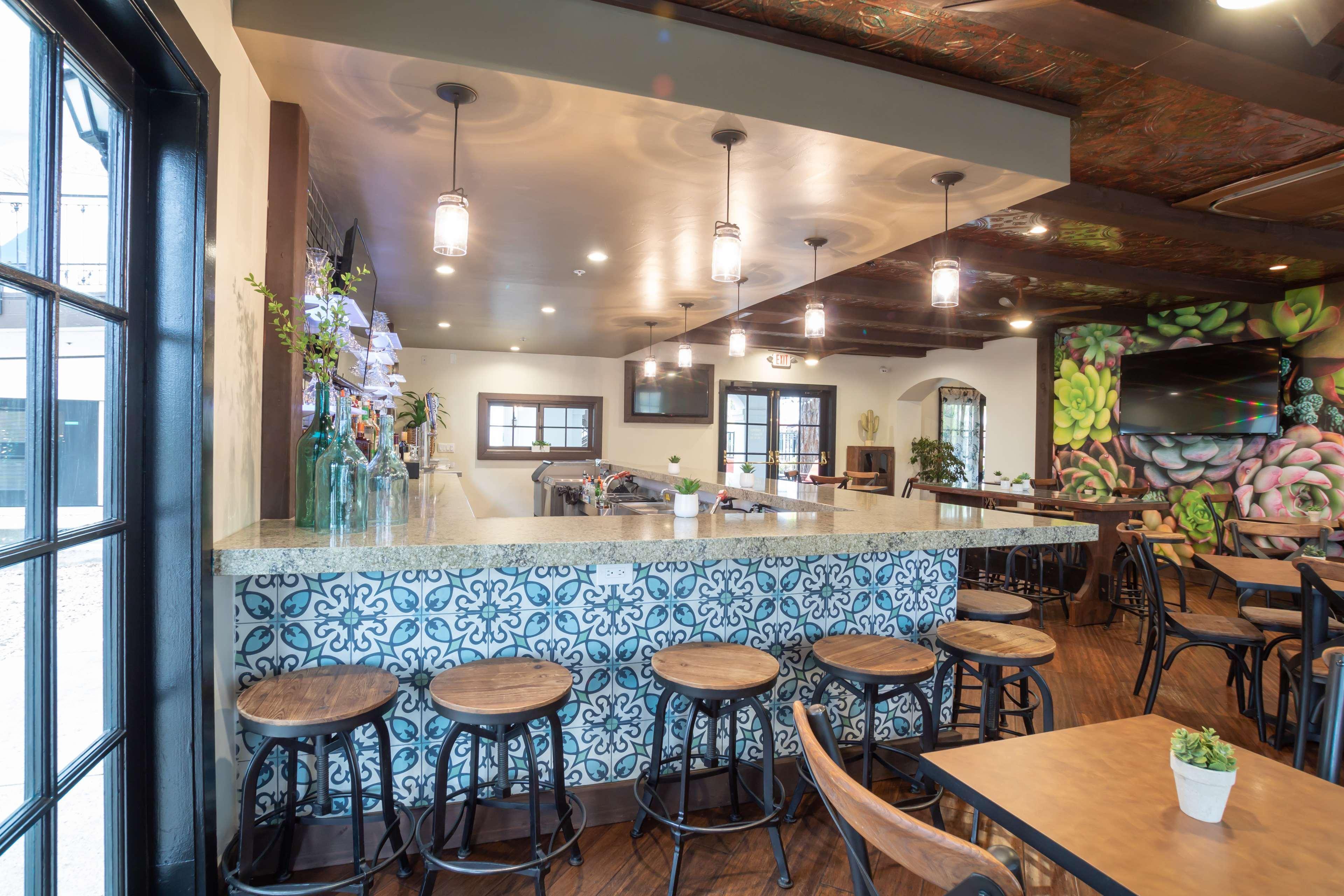 Bar/Salón Oxford Suites Pismo Beach