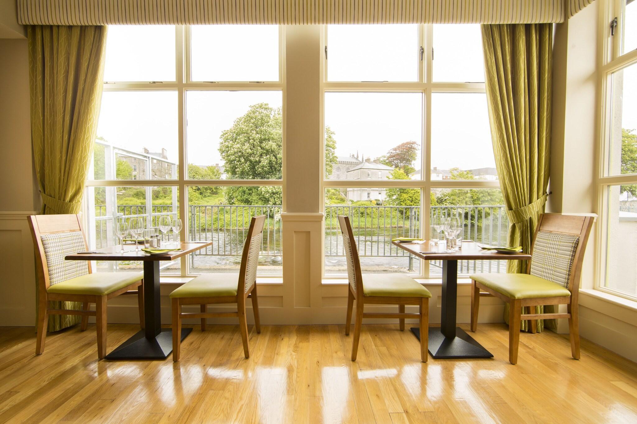 Restaurant Riverside Suites Hotel